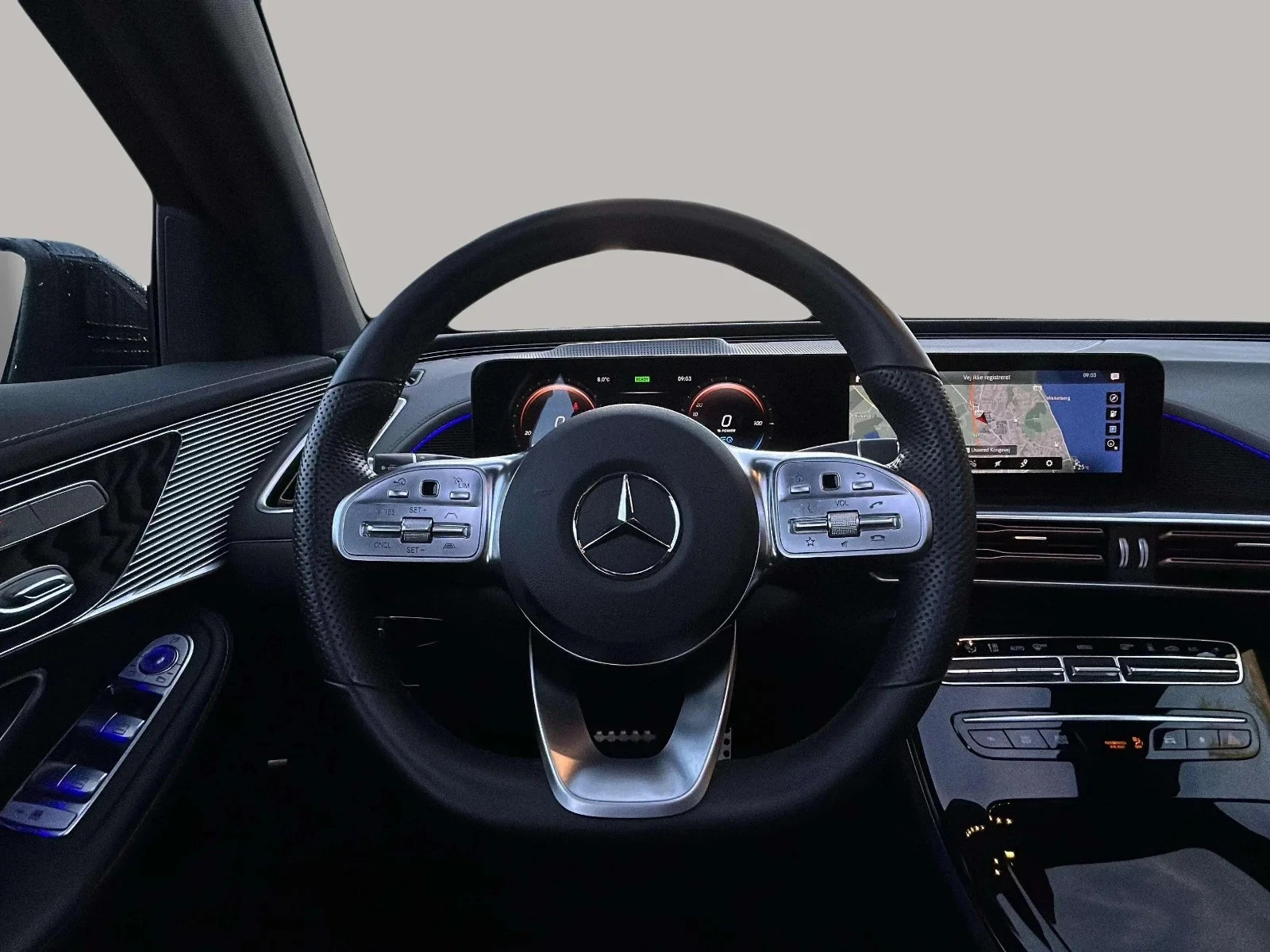 Mercedes-Benz-EQC-image-15