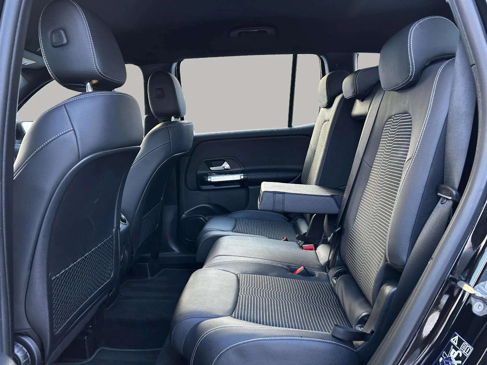 Mercedes-Benz-GLB-image-12