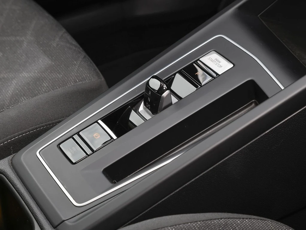 Volkswagen-Golf-image-8