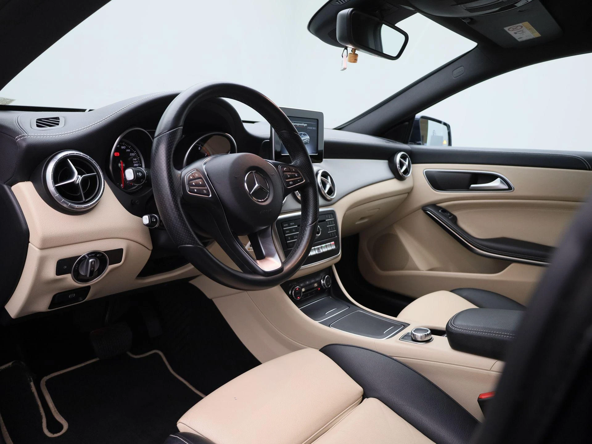 Mercedes-Benz-CLA-image-31