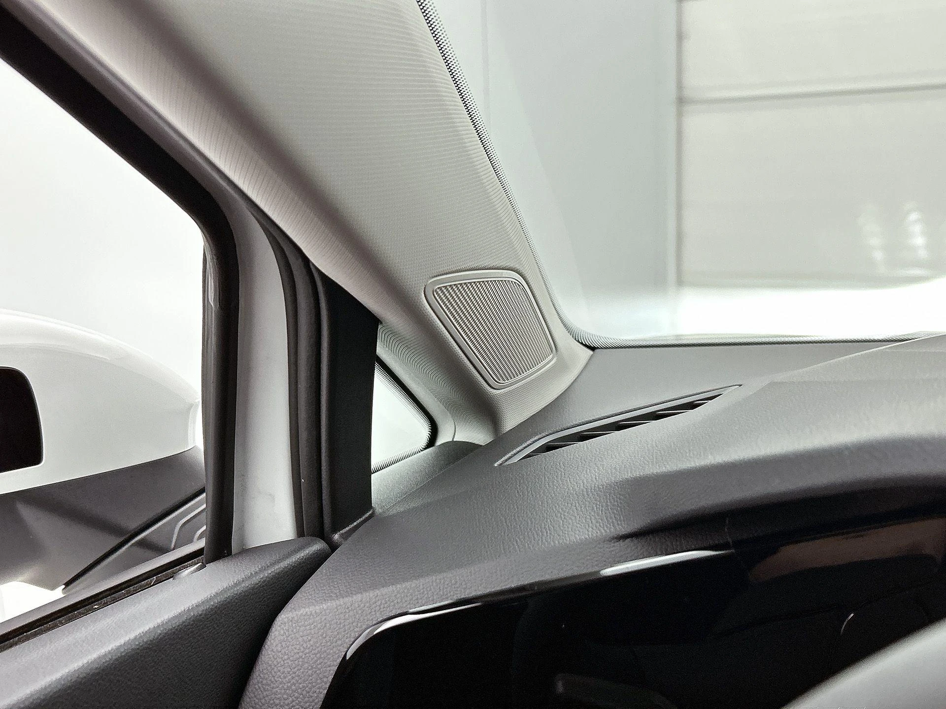 Volkswagen-Golf-image-15