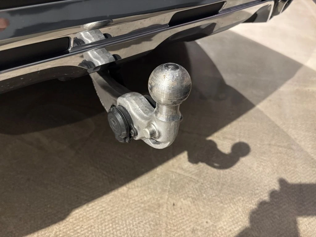 Mercedes-Benz-GLC 300 d-image-18
