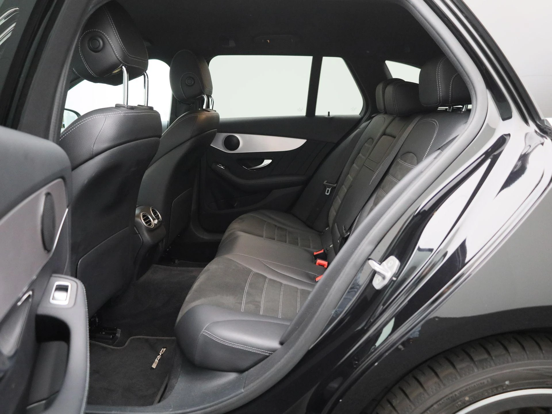 Mercedes-Benz-C-Klasse-image-11