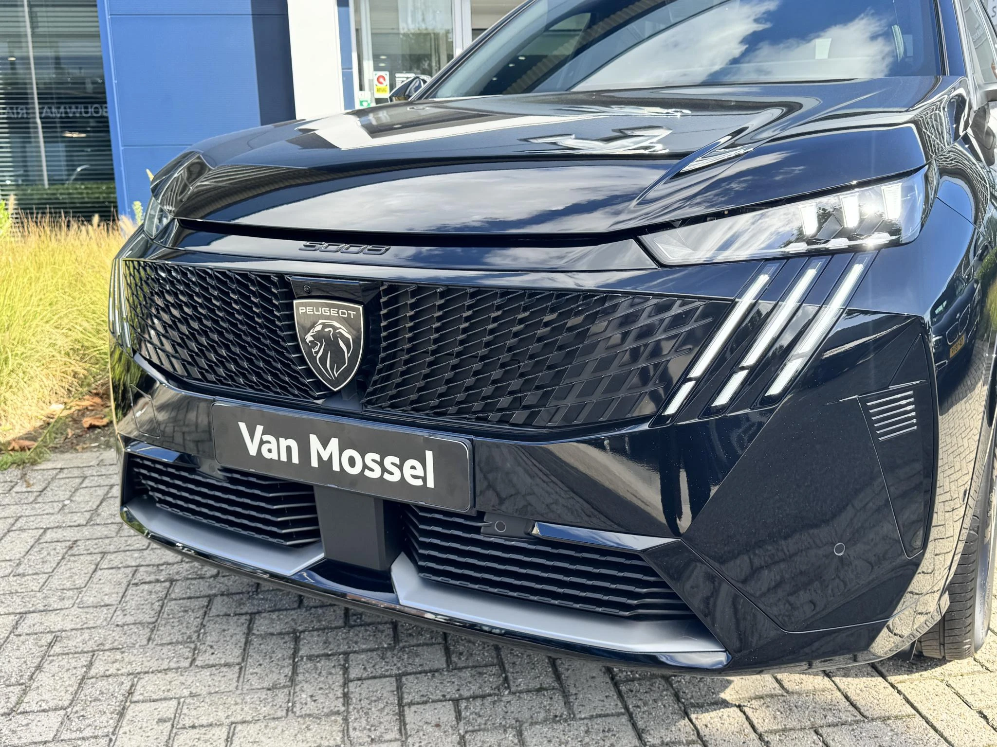 Peugeot-e-5008-image-8