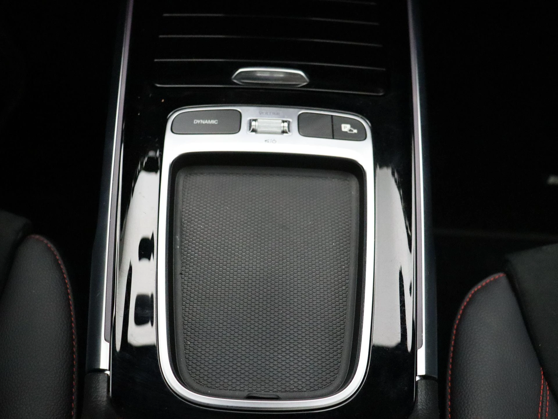Mercedes-Benz-EQB-image-23