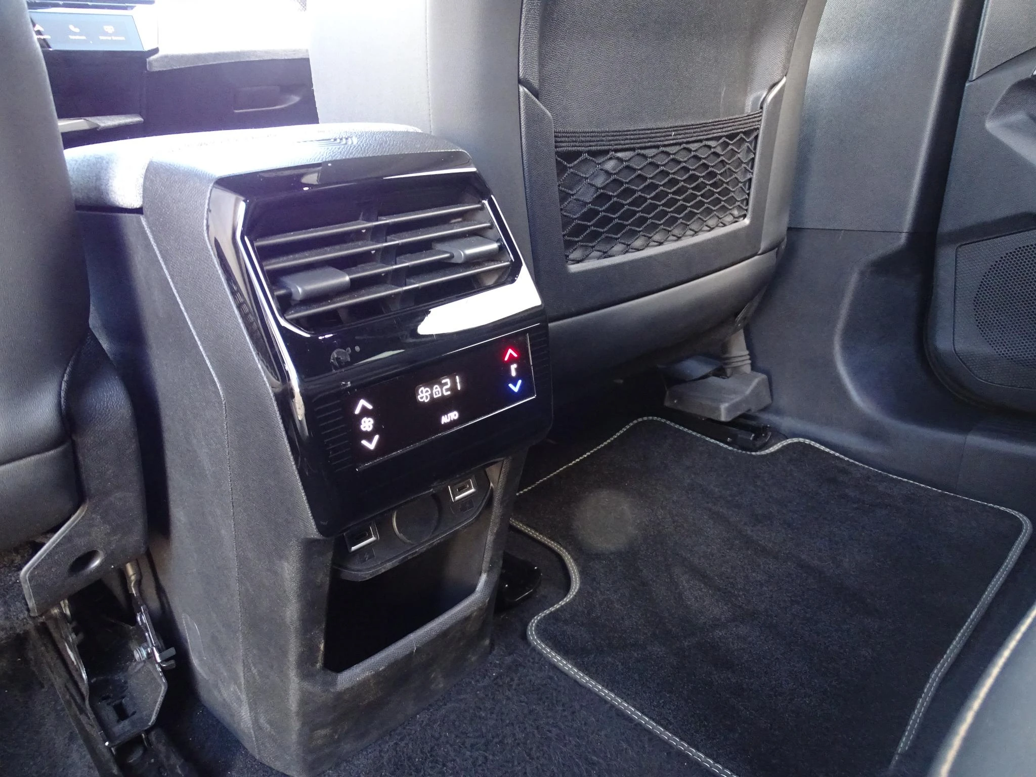Peugeot-e-5008-image-24