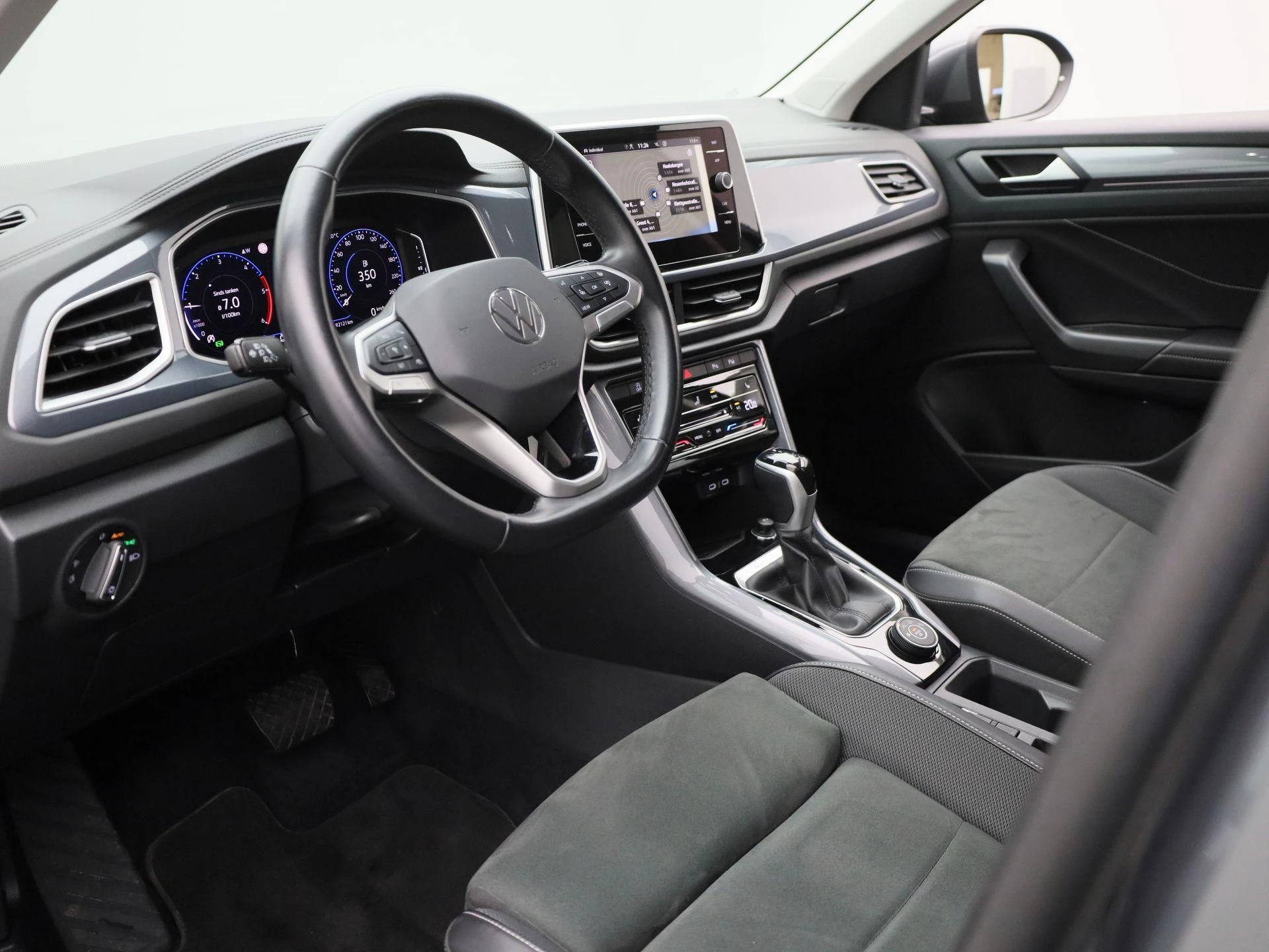 Volkswagen-T-Roc-image-17
