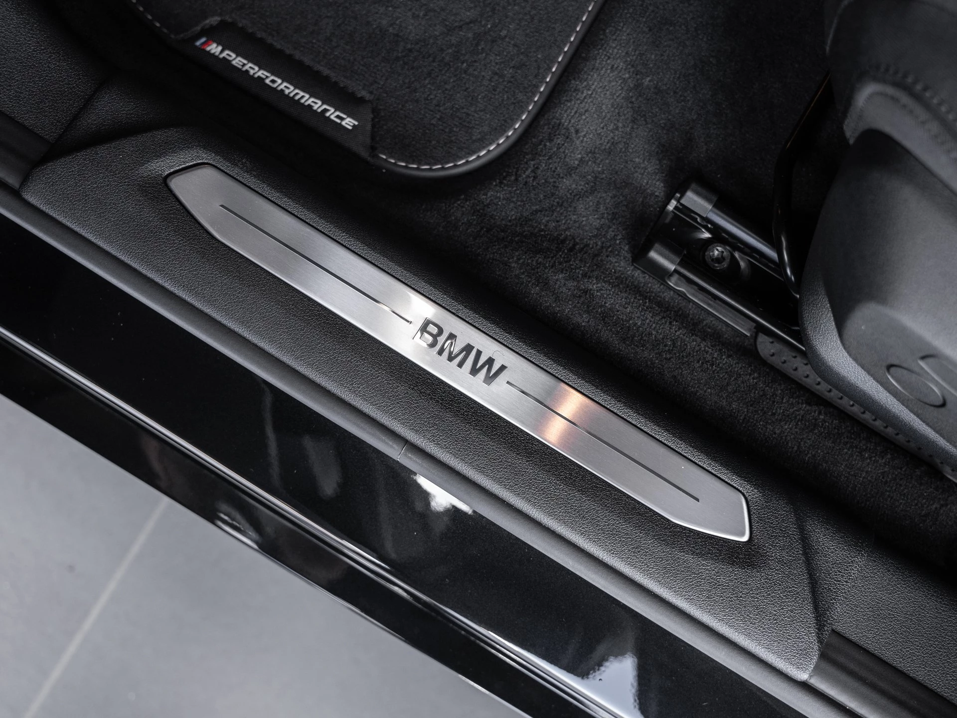 BMW 1er Reihe 118i Aut. Advantage. 17 Zoll. Driving Assist. Adaptiver LED Scheinwerfer