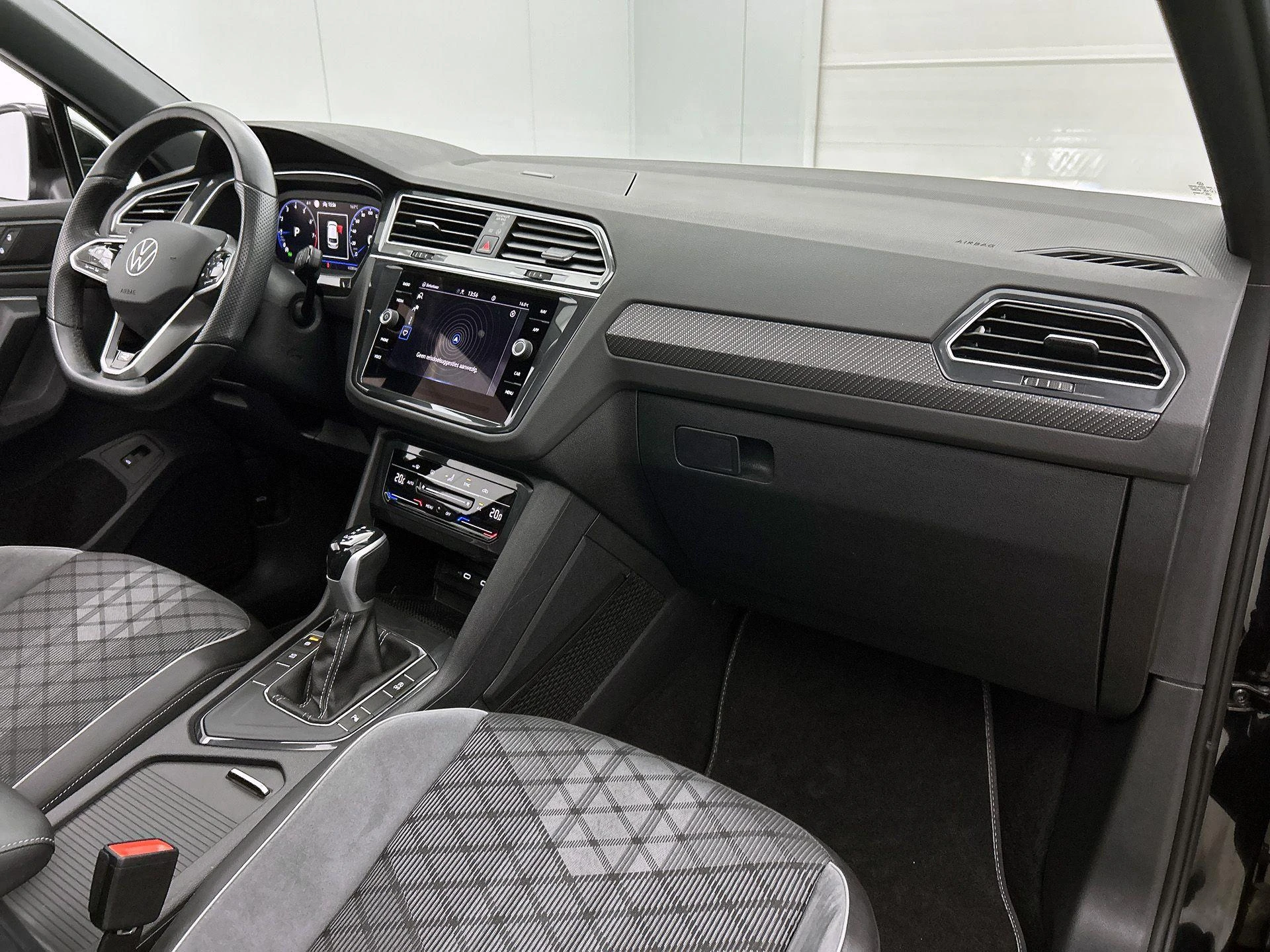 Volkswagen-Tiguan-image-19