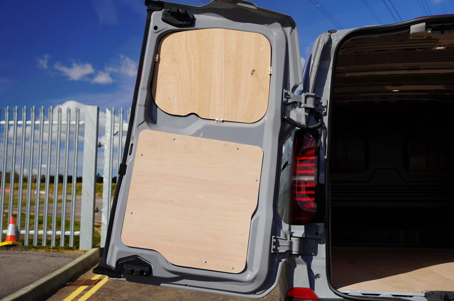 Volkswagen-Transporter-image-19