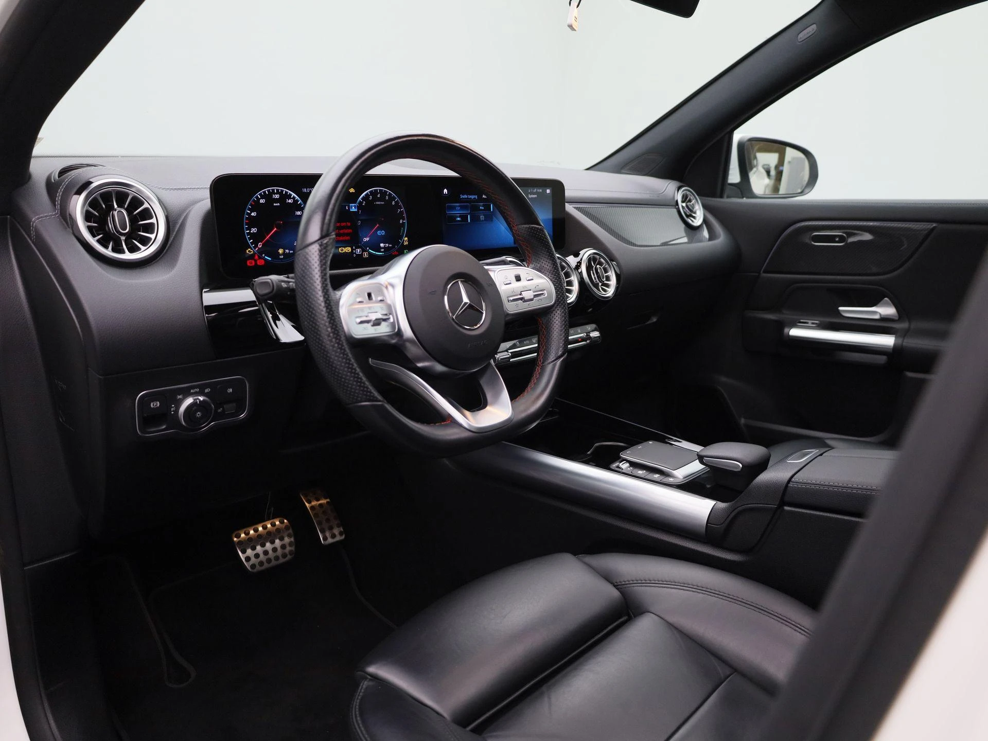 Mercedes-Benz-GLA-image-31