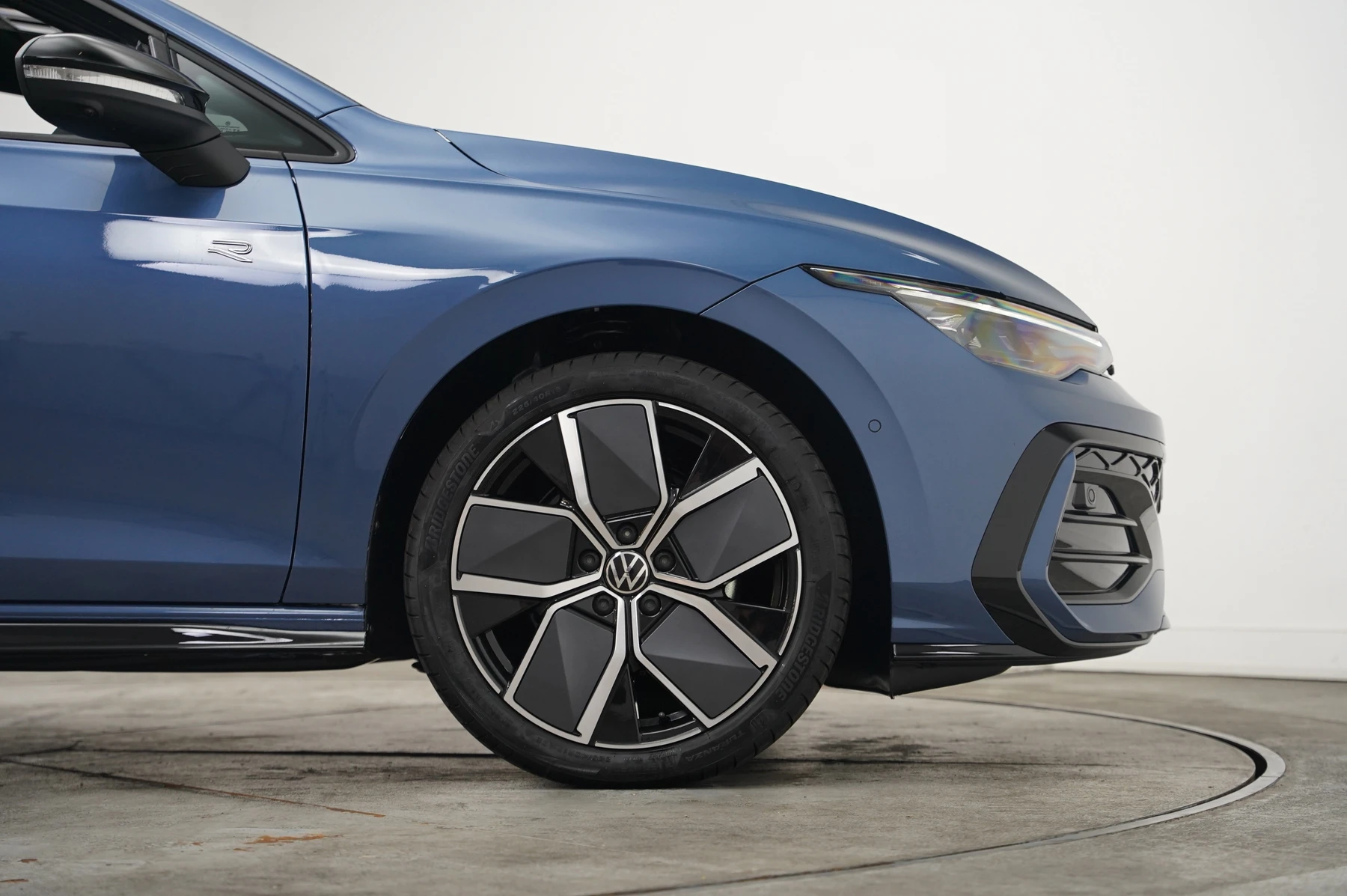 Volkswagen-Golf-image-33