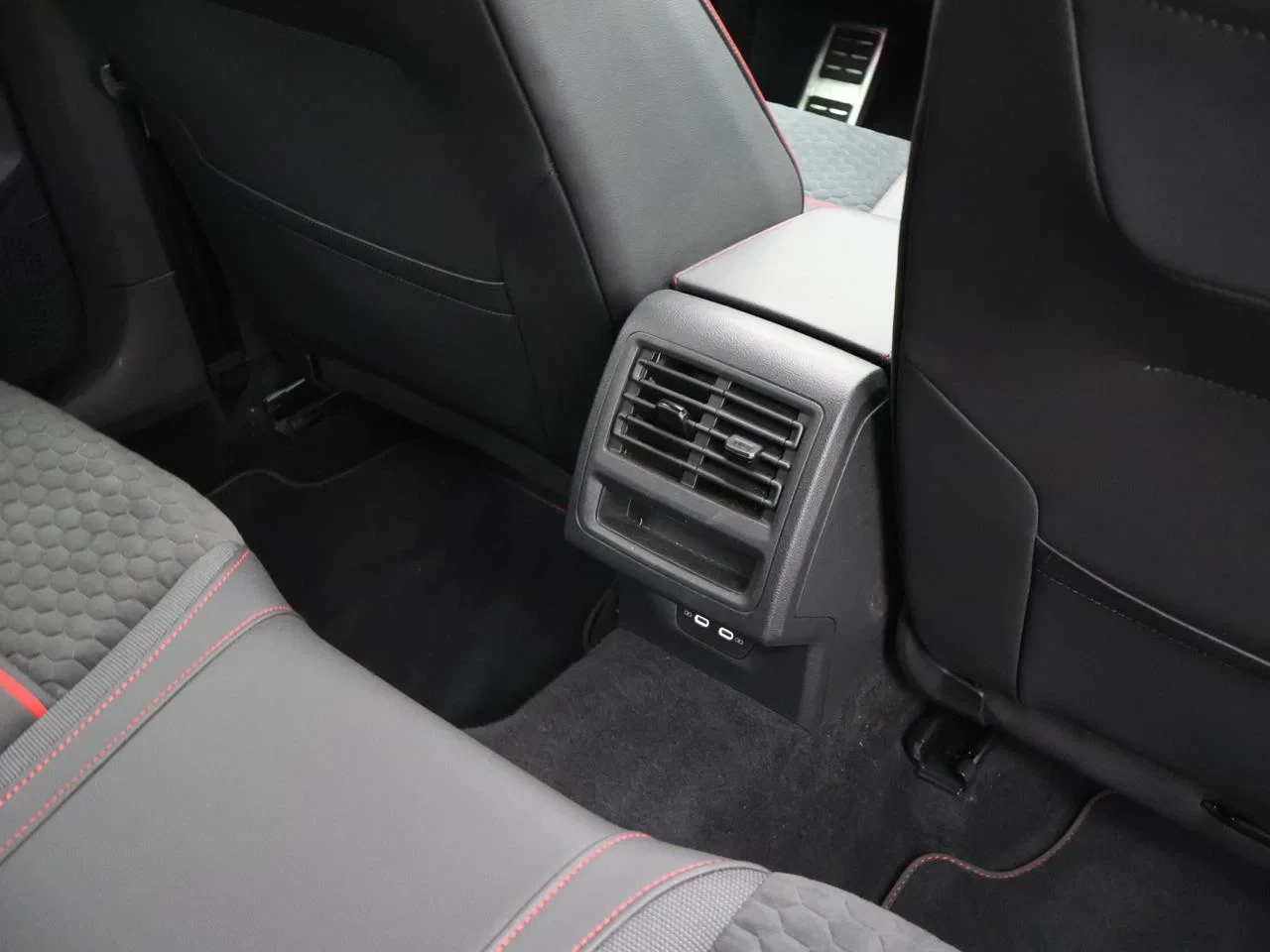 Volkswagen-Golf-image-21