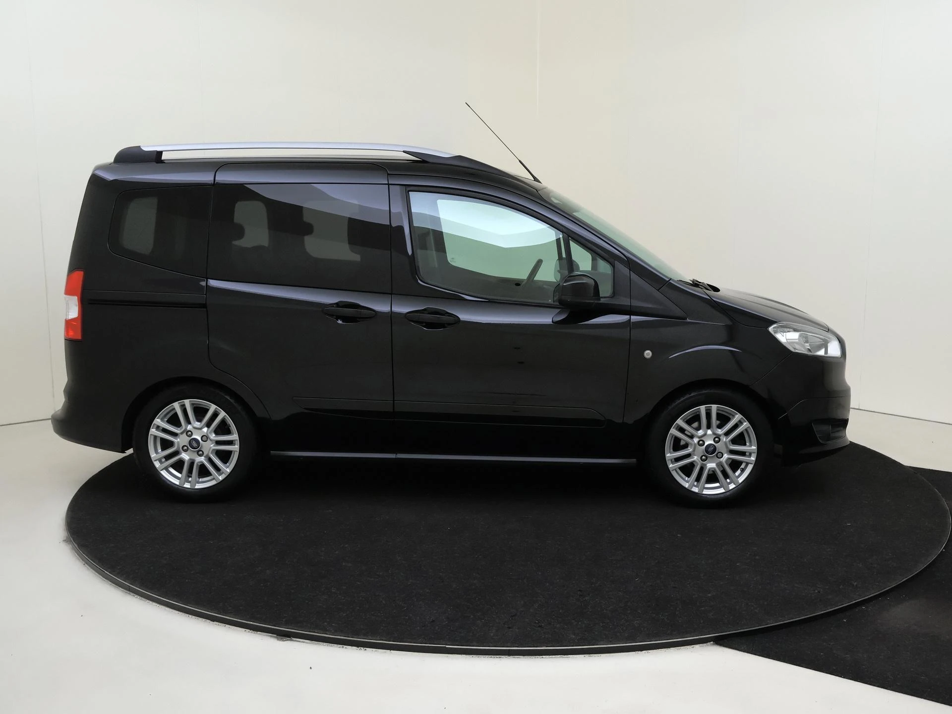 Ford-Tourneo Courier-image-8