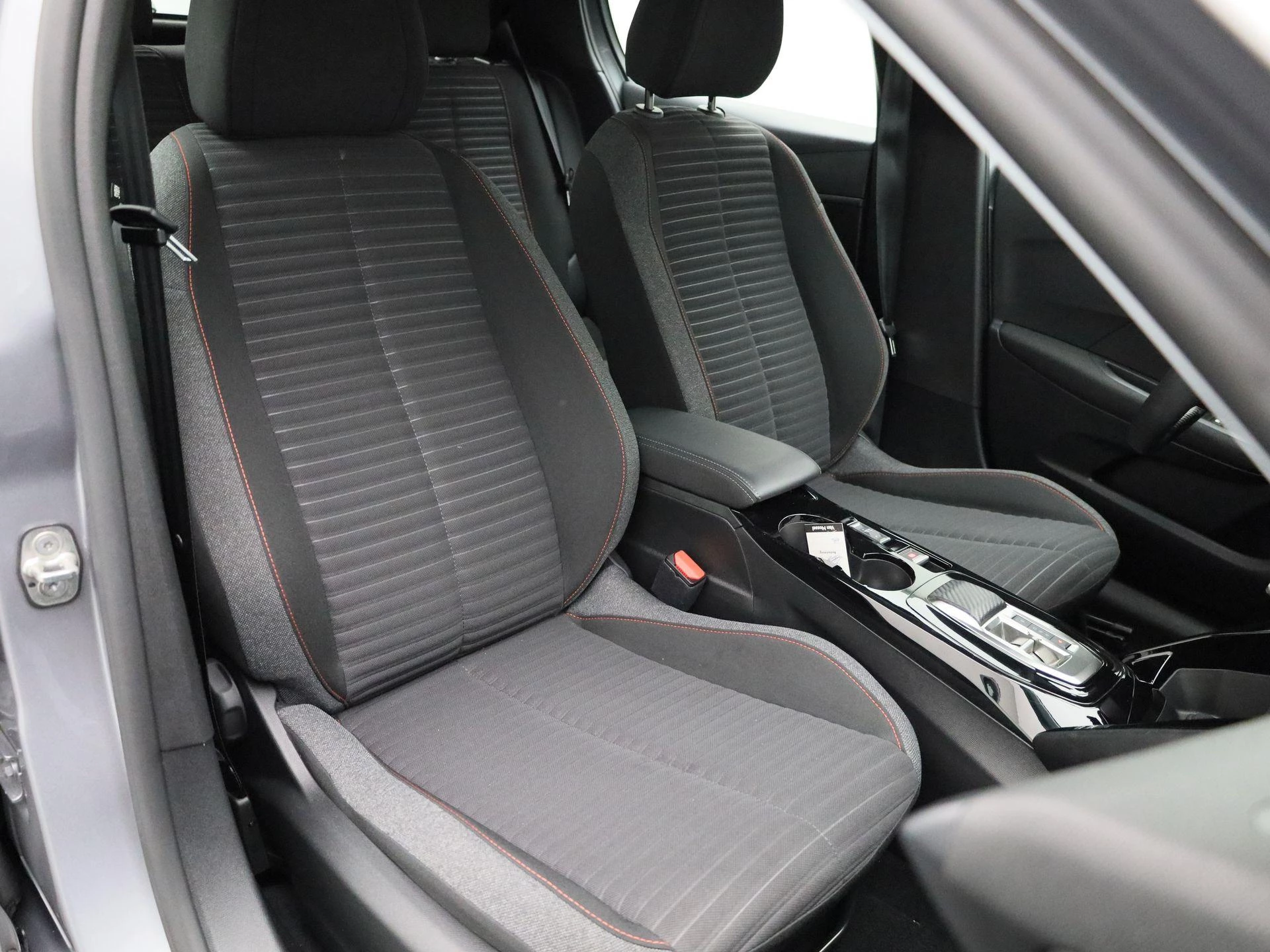 Peugeot-e-208-image-37