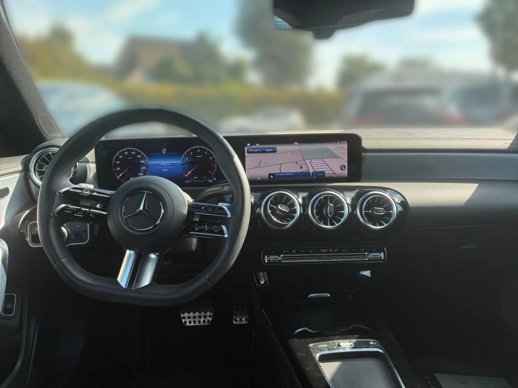 Mercedes-Benz-CLA 200-image-10