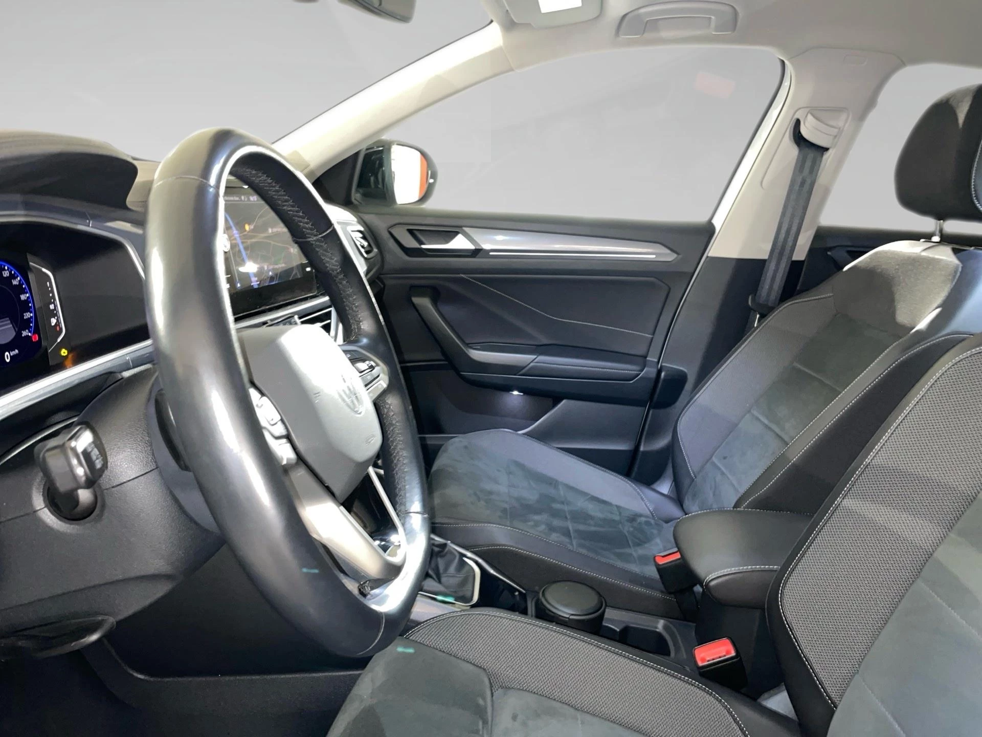 Volkswagen-T-Roc-image-3