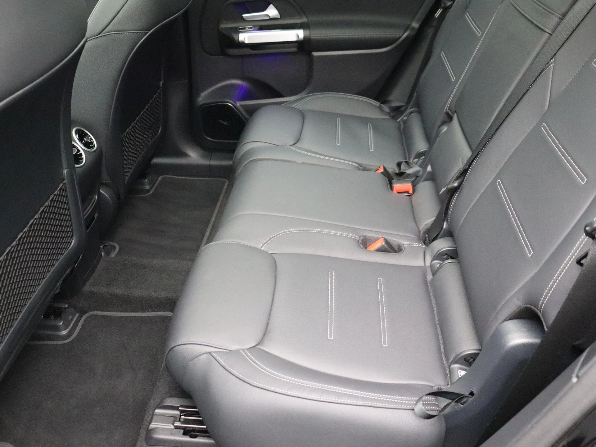 Mercedes-Benz EQB 350 4MATIC AMG Line + LEDER + PANO + BURMESTER + TREKHAAK + HEAD UP +