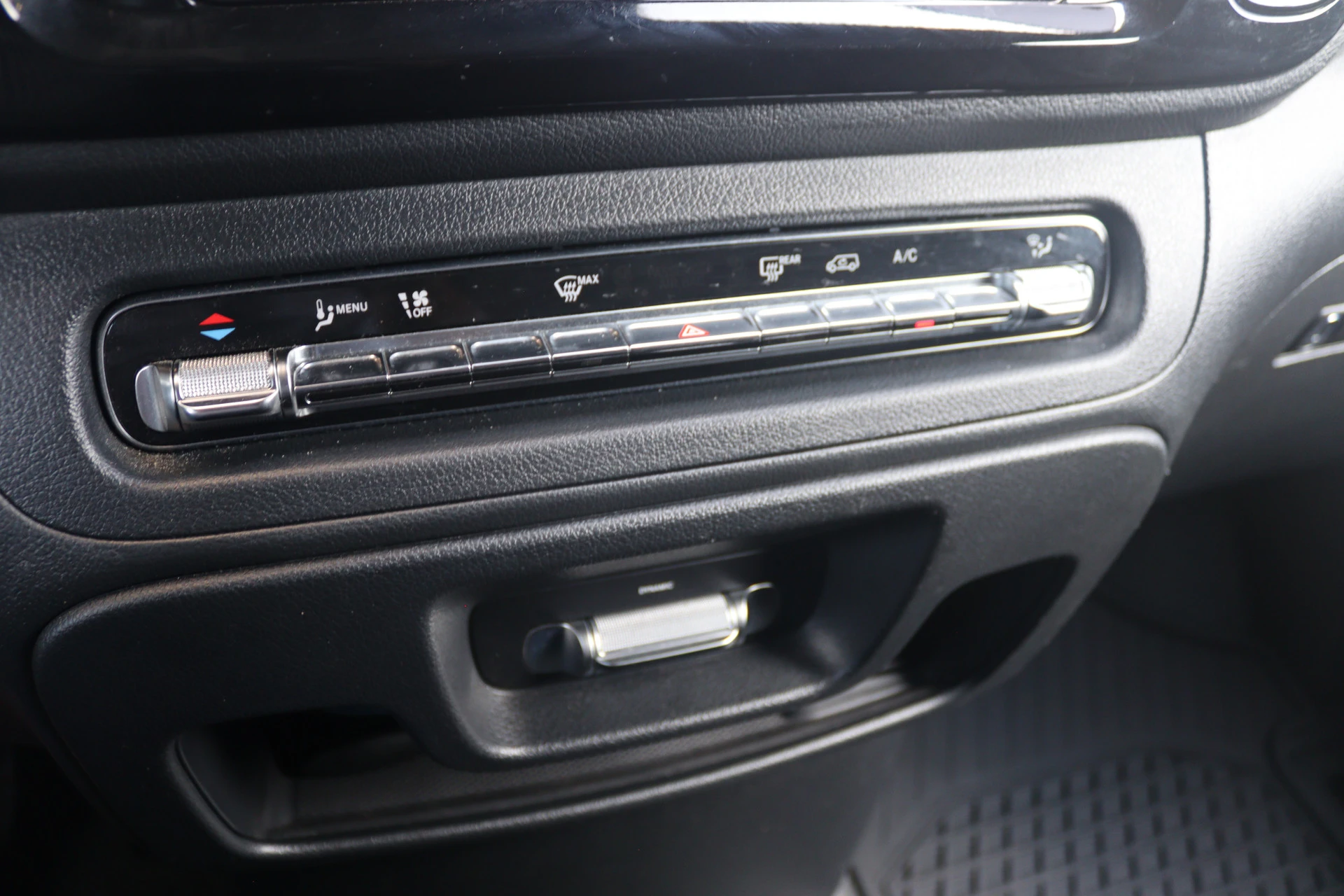 Mercedes-Benz-Vito-image-10
