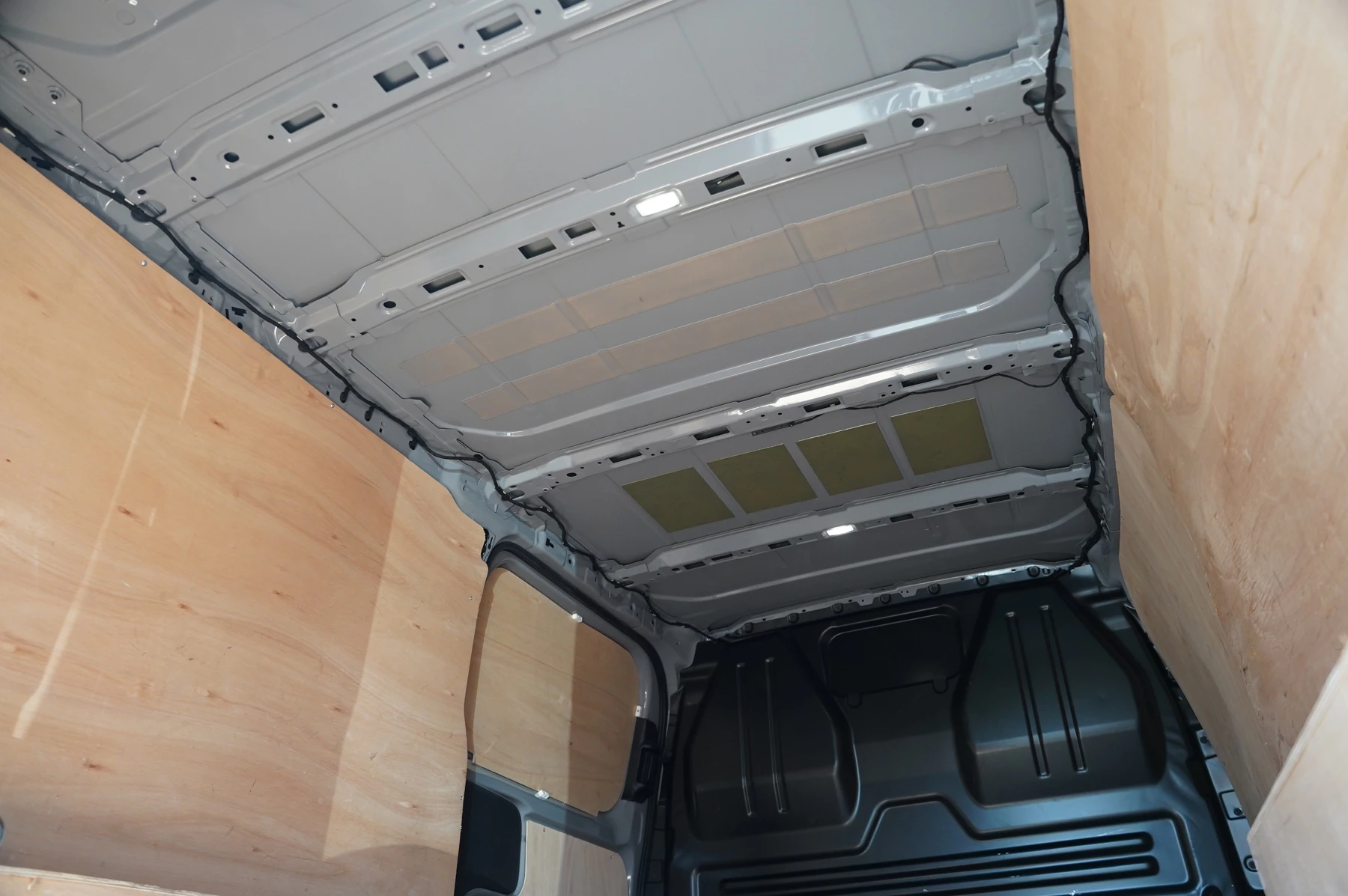 Volkswagen-Transporter-image-29
