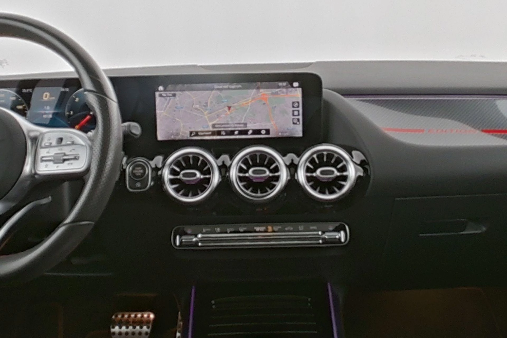 Mercedes-Benz GLA 180 d AMG Line + SPECIAL EDITION + LEDER + PANO + MULTIBEAM +