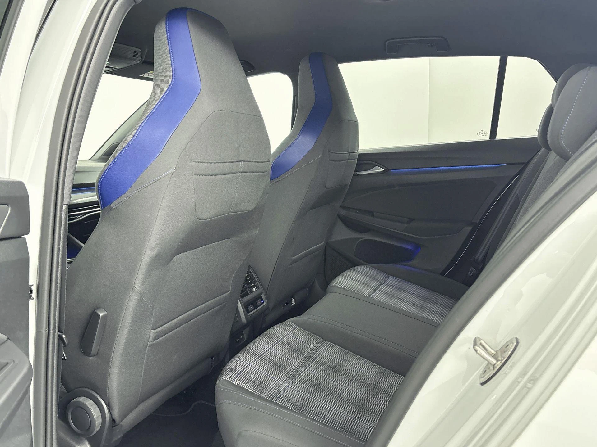 Volkswagen-Golf-image-24
