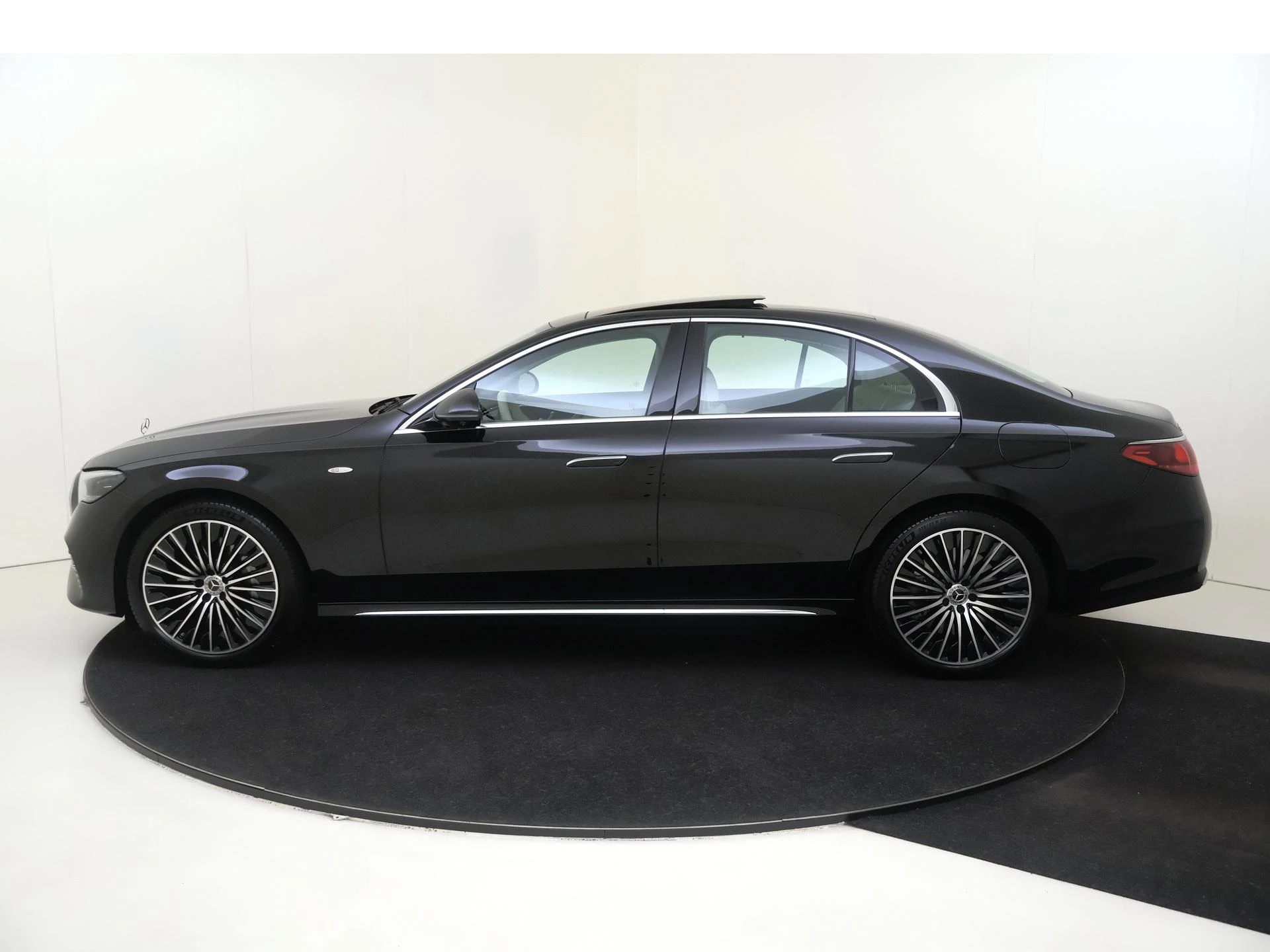 Mercedes-Benz-E-Klasse-image-7