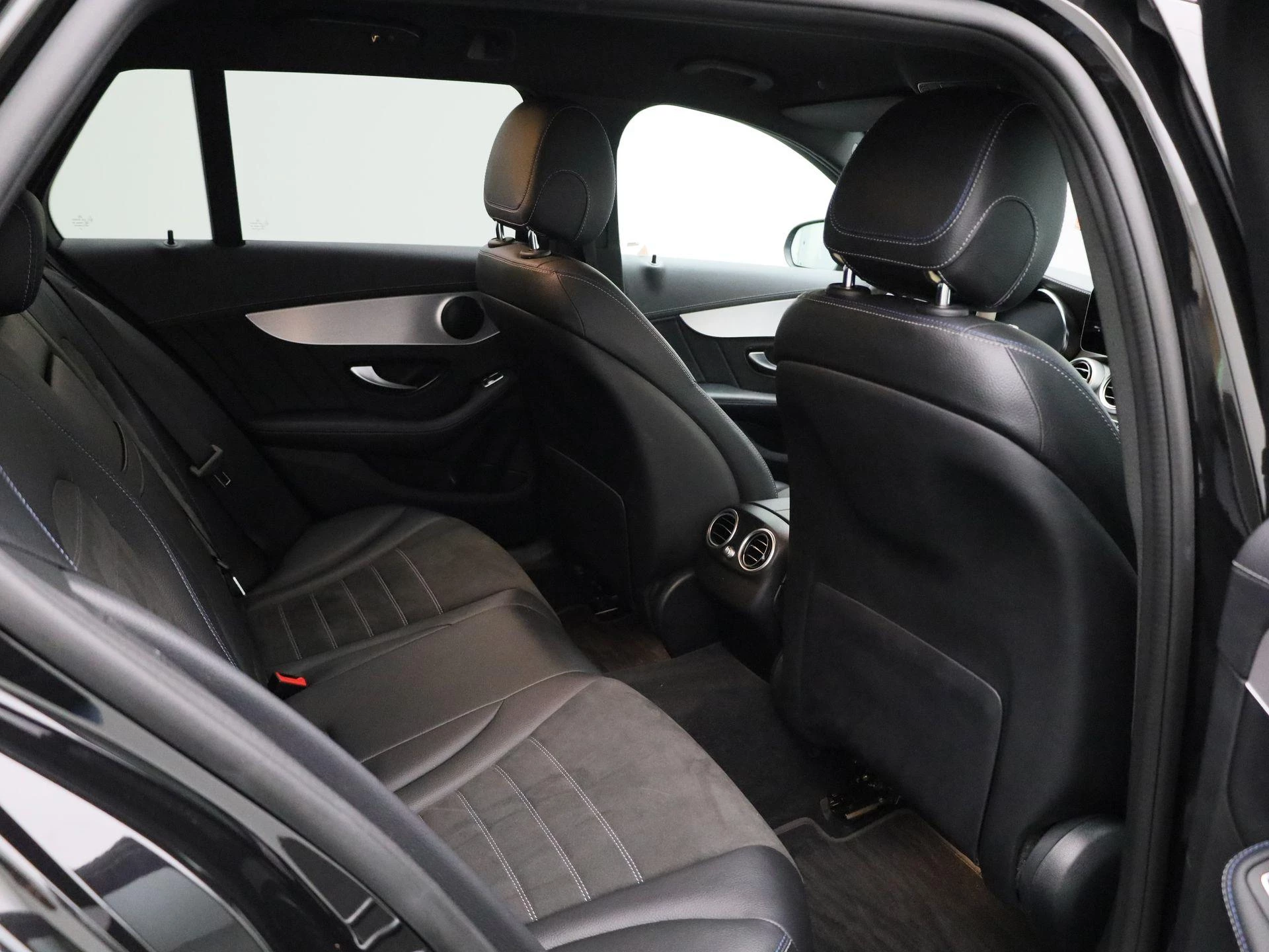 Mercedes-Benz-C-Klasse-image-39