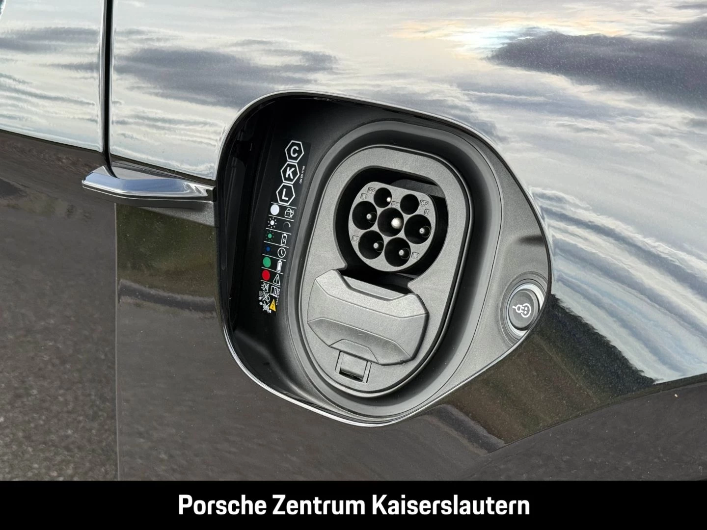 Porsche Taycan Black Edition InnoDrive HA-Lenkung HeadUp black edition