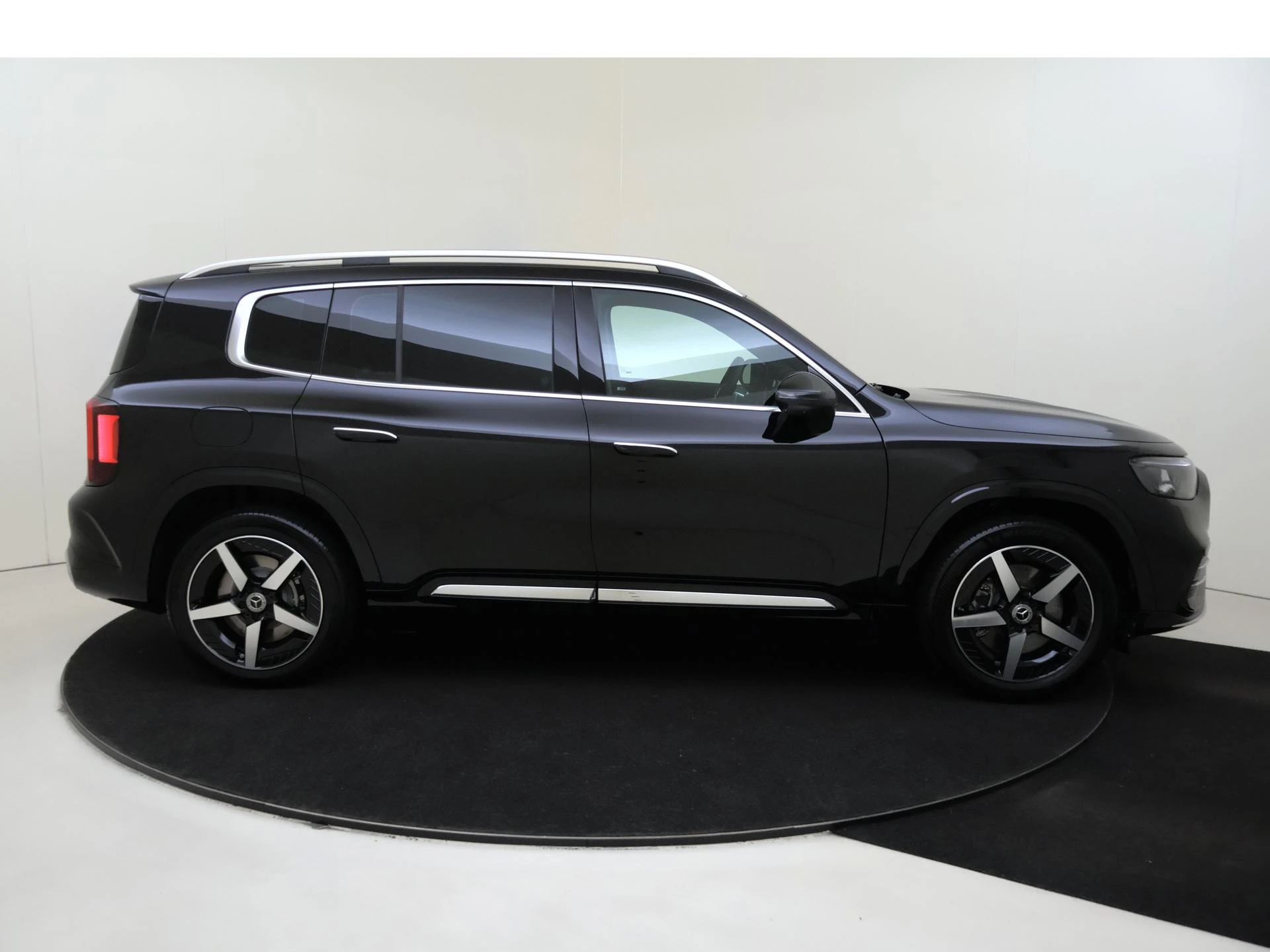 Mercedes-Benz-GLB-image-8
