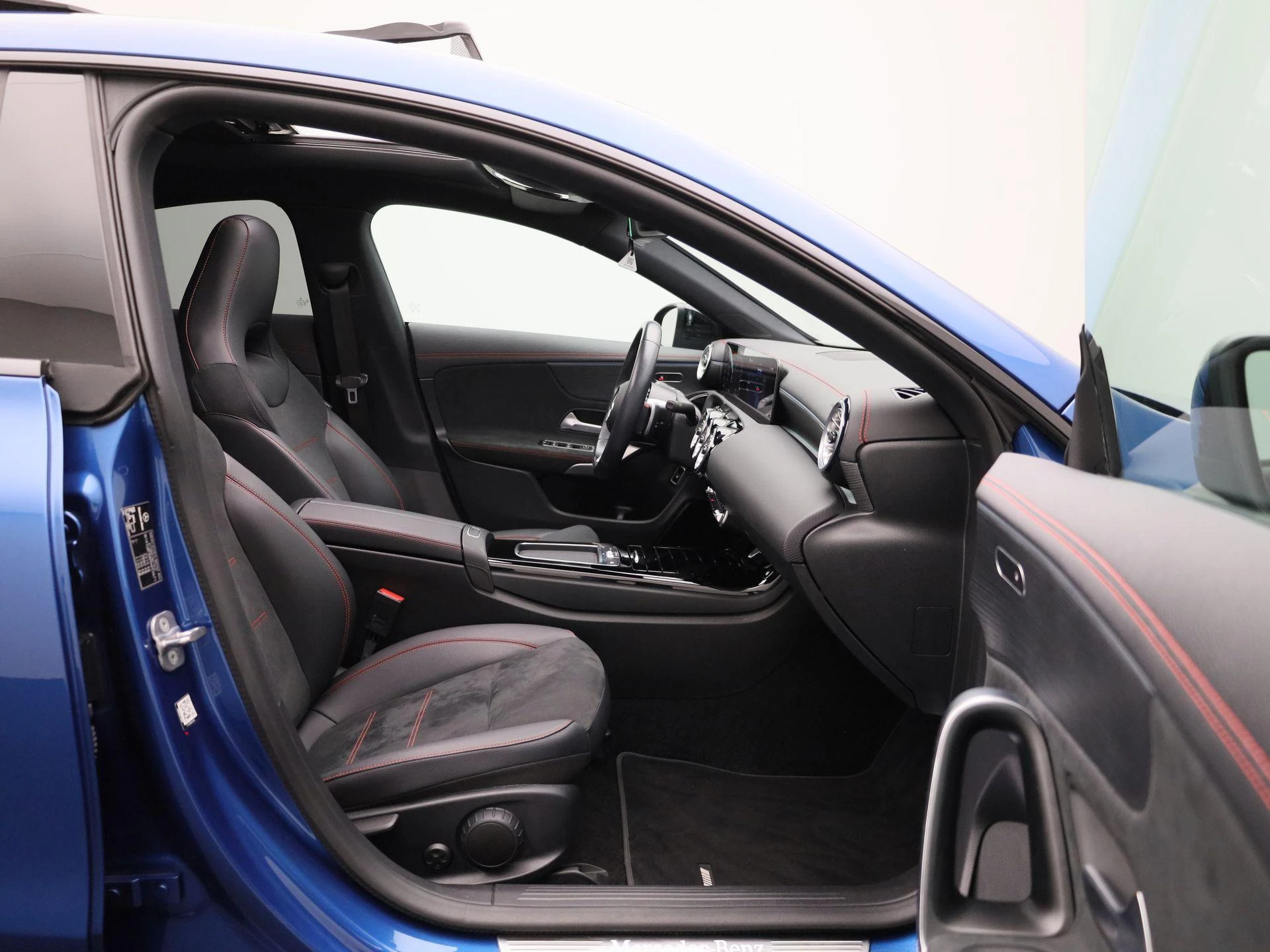 Mercedes-Benz-CLA-image-44