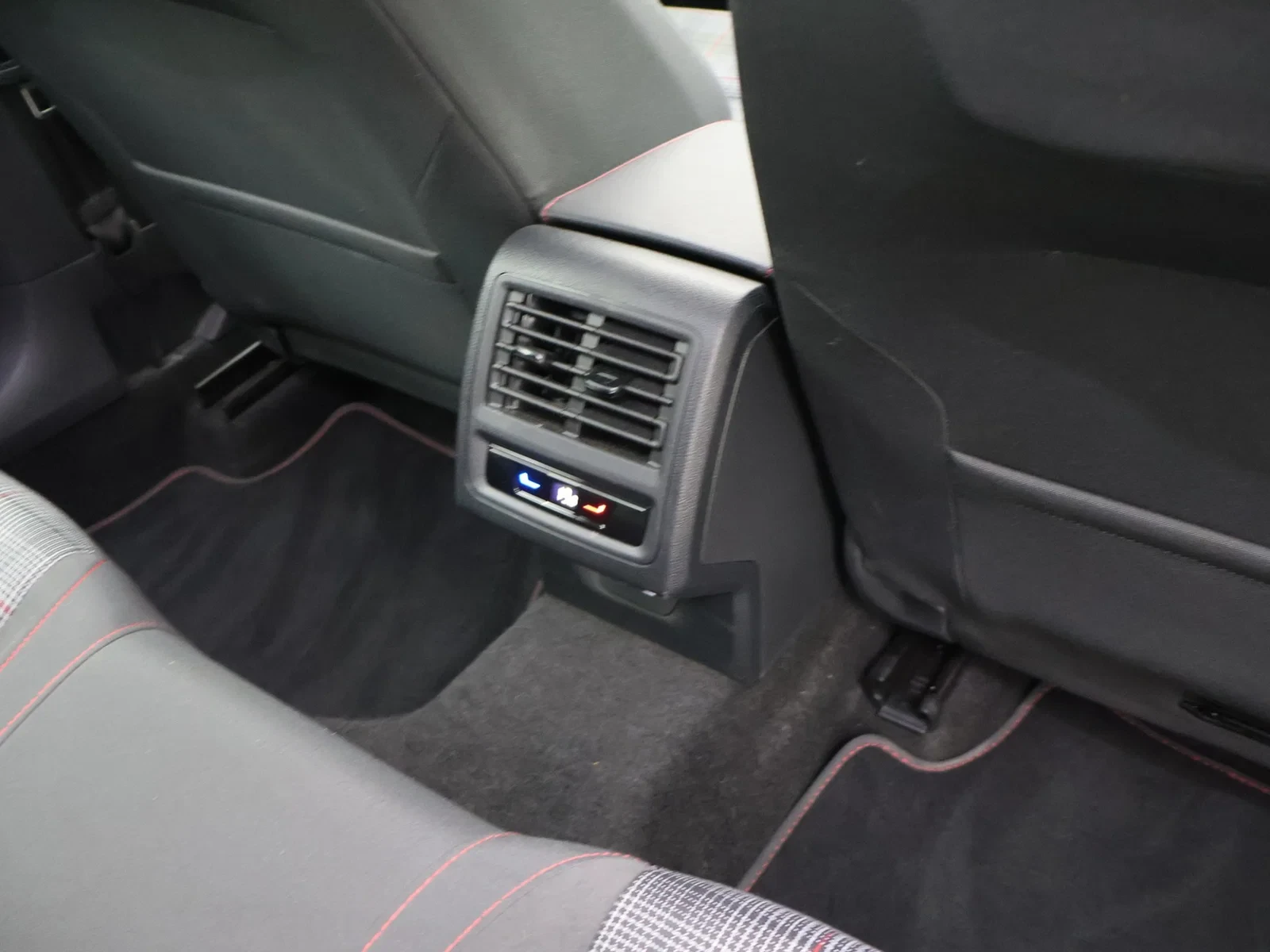 Volkswagen-Golf-image-16