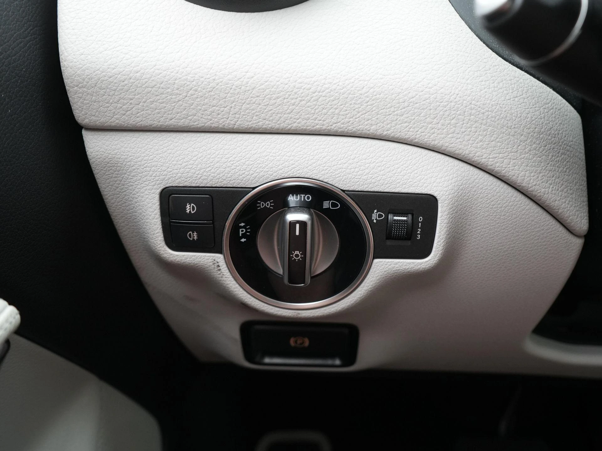 Mercedes-Benz-GLA-image-27