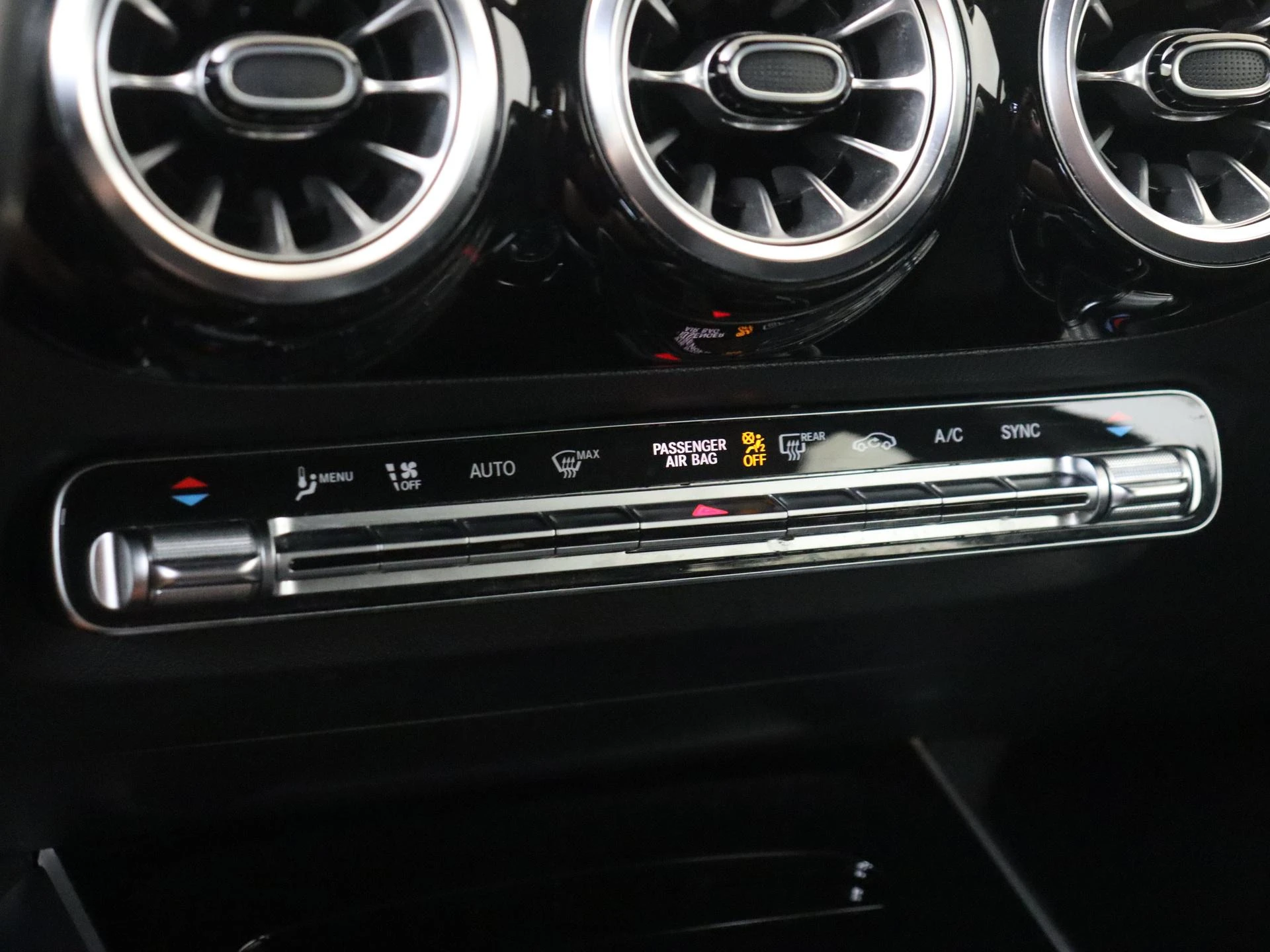 Mercedes-Benz-GLA-image-20