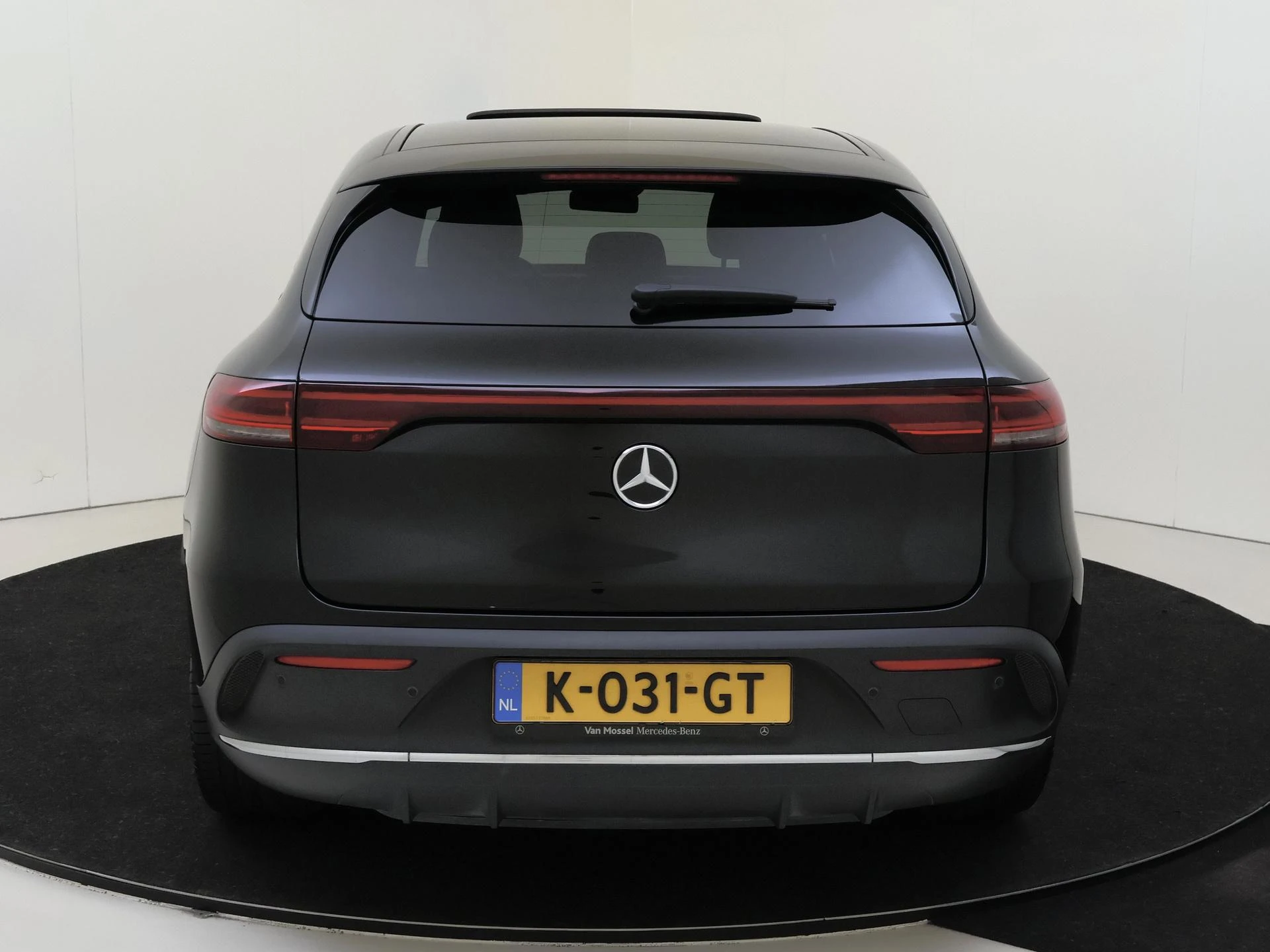 Mercedes-Benz-EQC-image-6