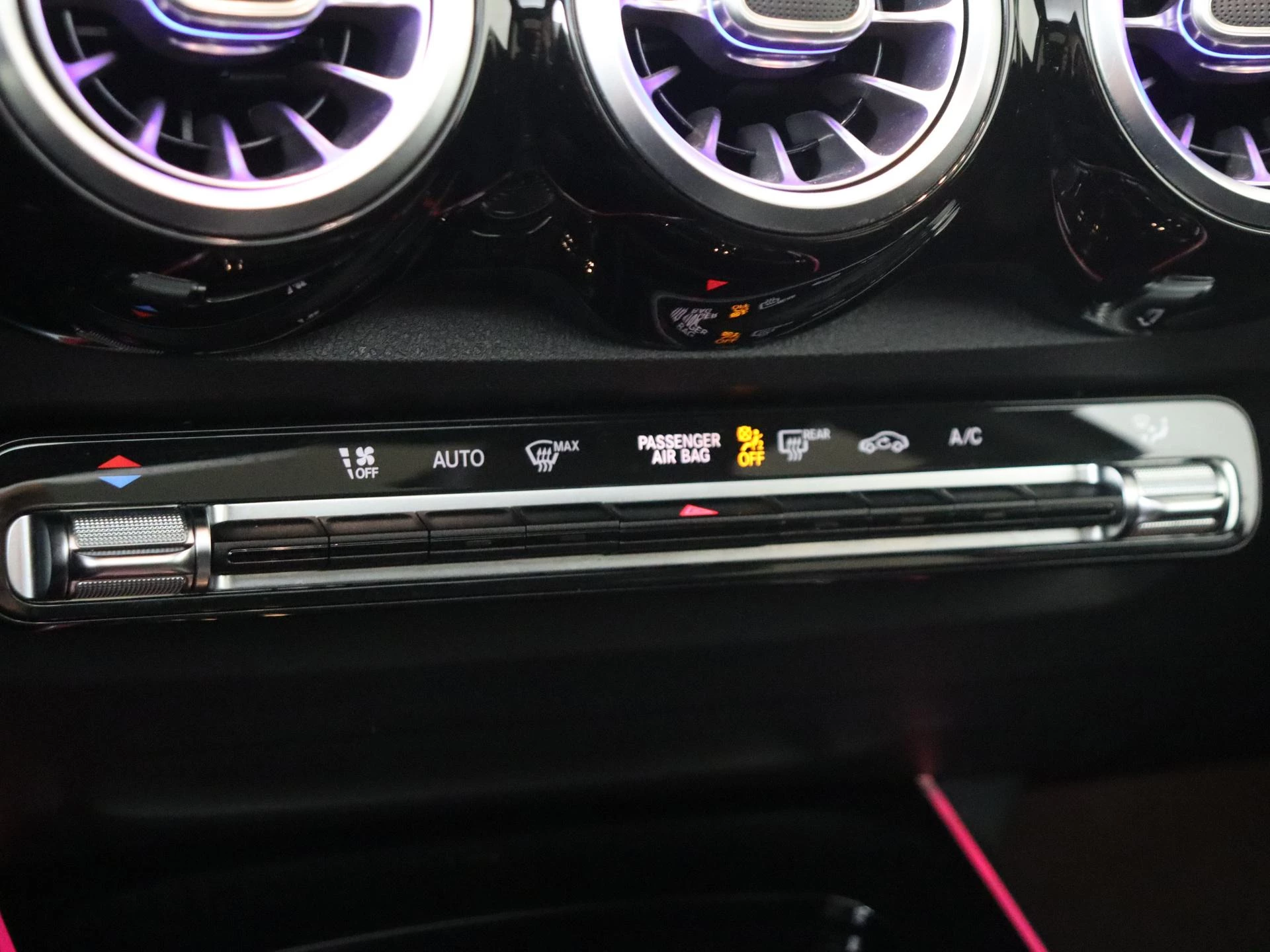 Mercedes-Benz-GLB-image-29