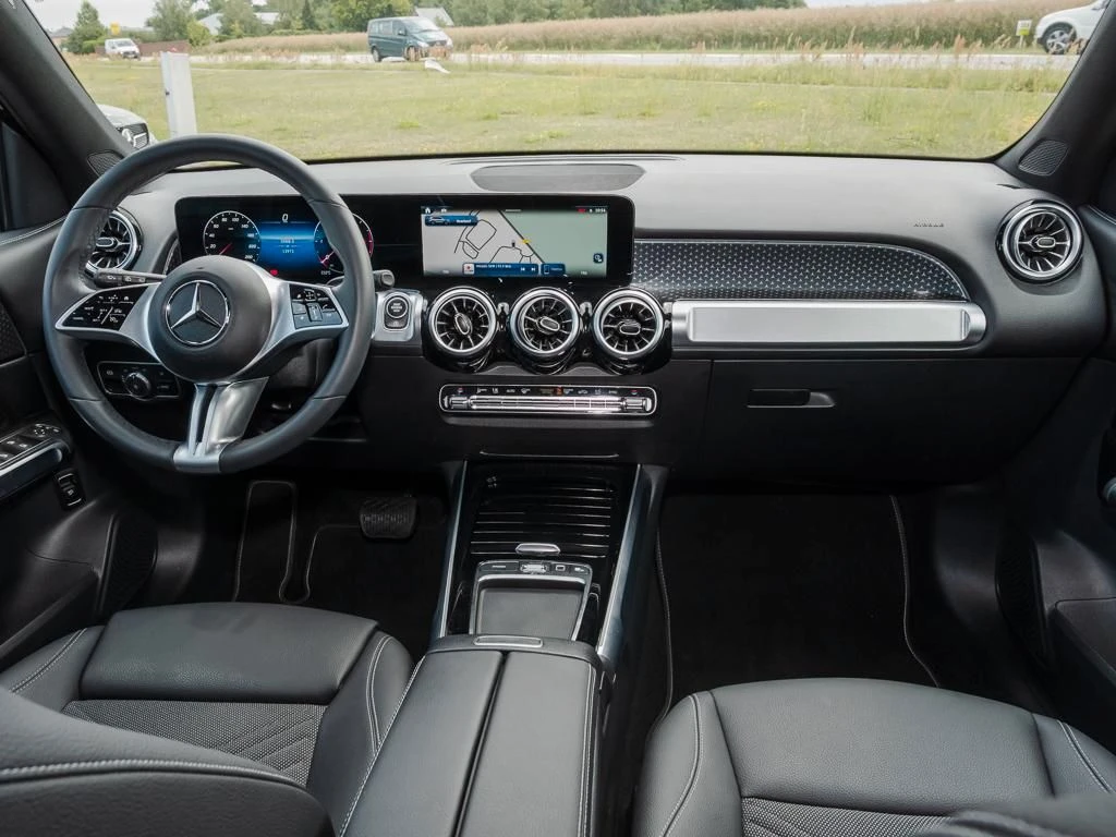 Mercedes-Benz-GLB 200 d-image-13