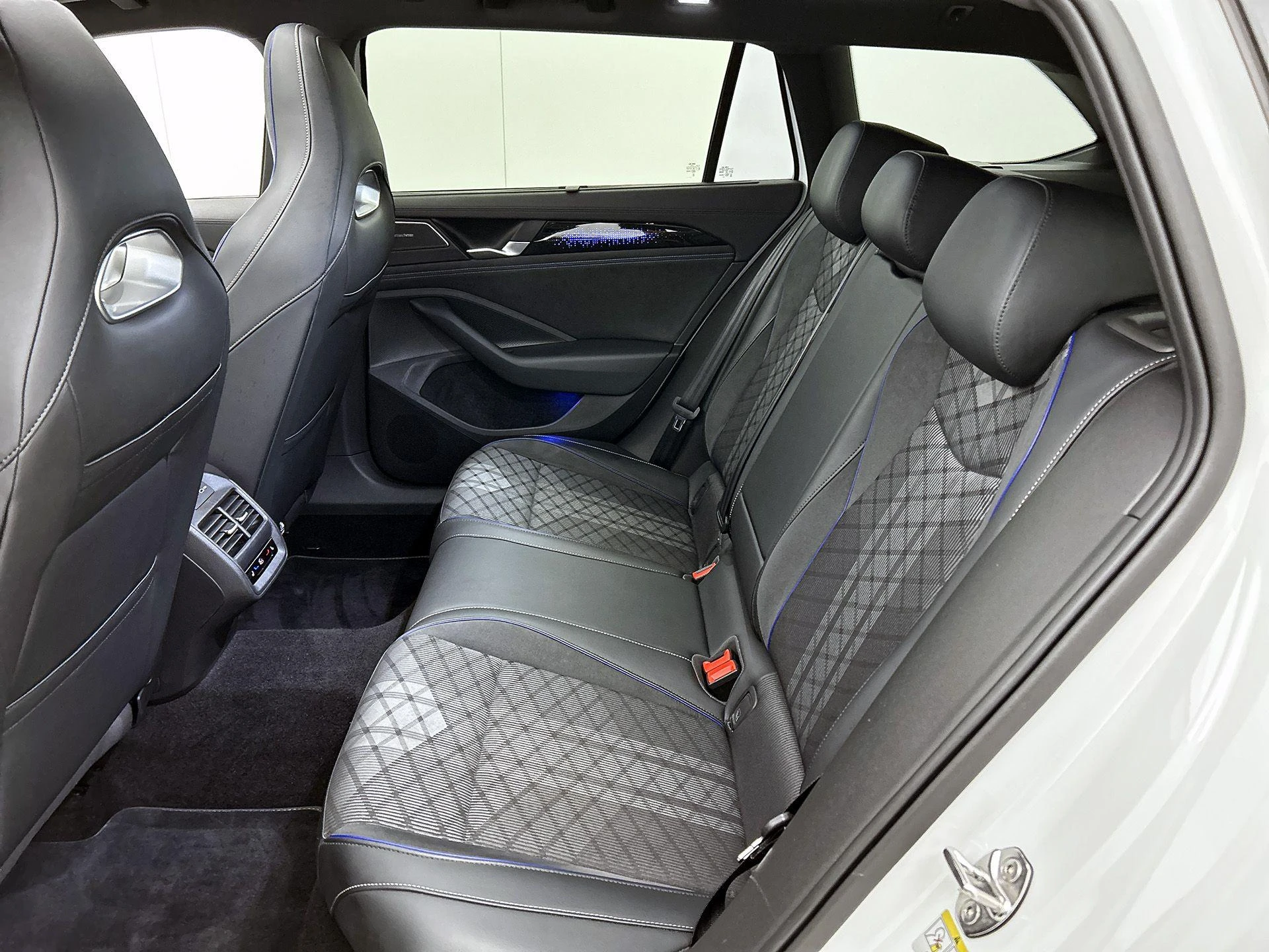 Volkswagen-Passat-image-26