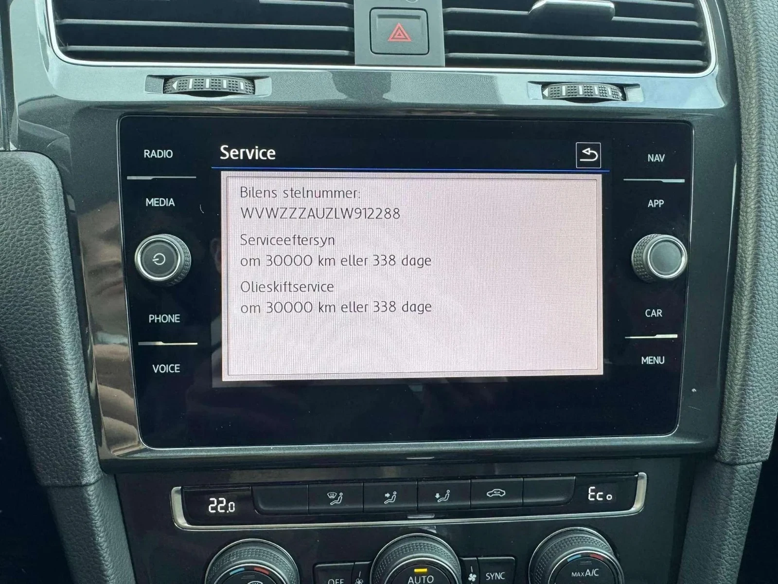 Volkswagen-e-Golf-image-16