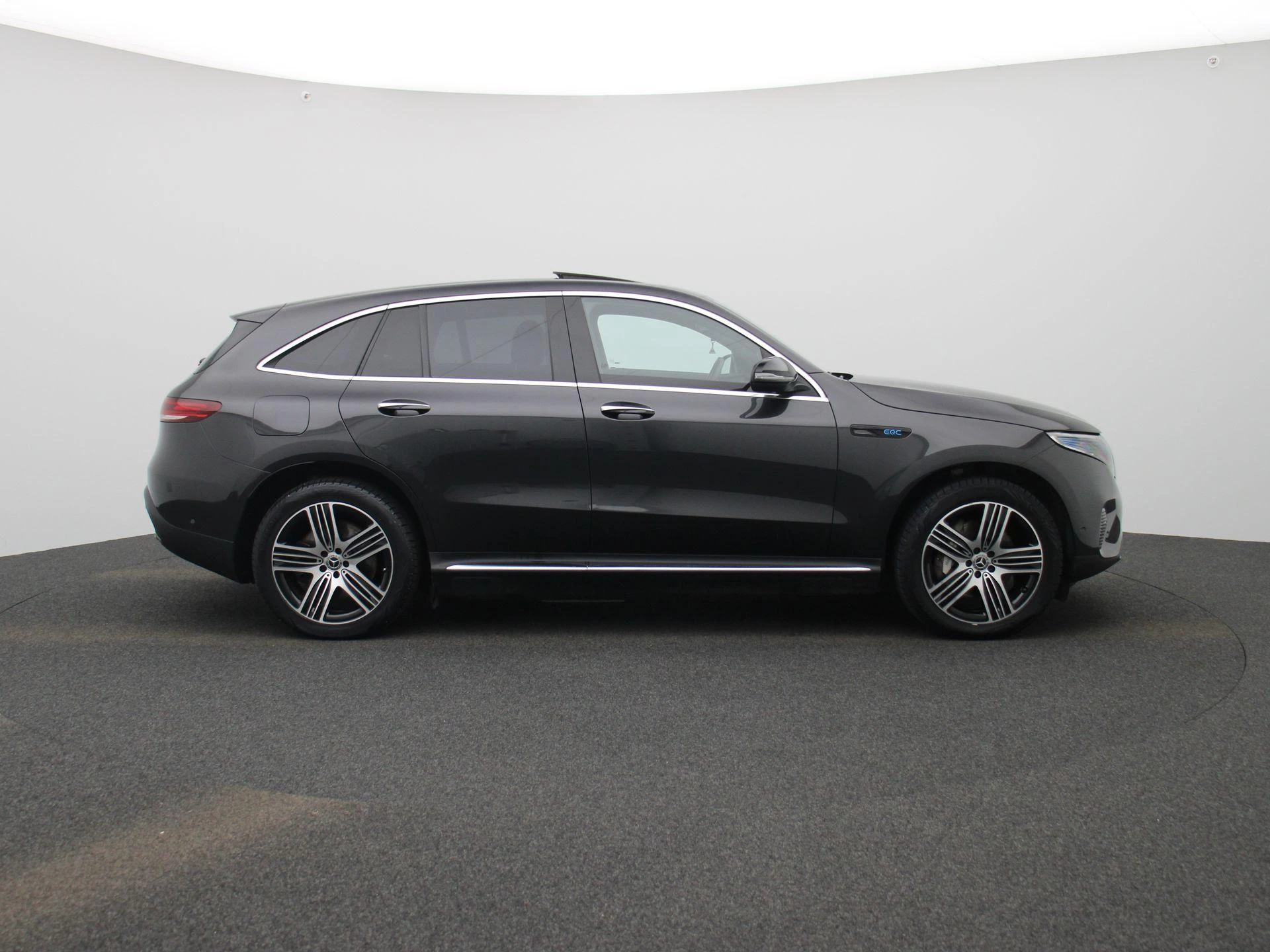 Mercedes-Benz-EQC-image-6