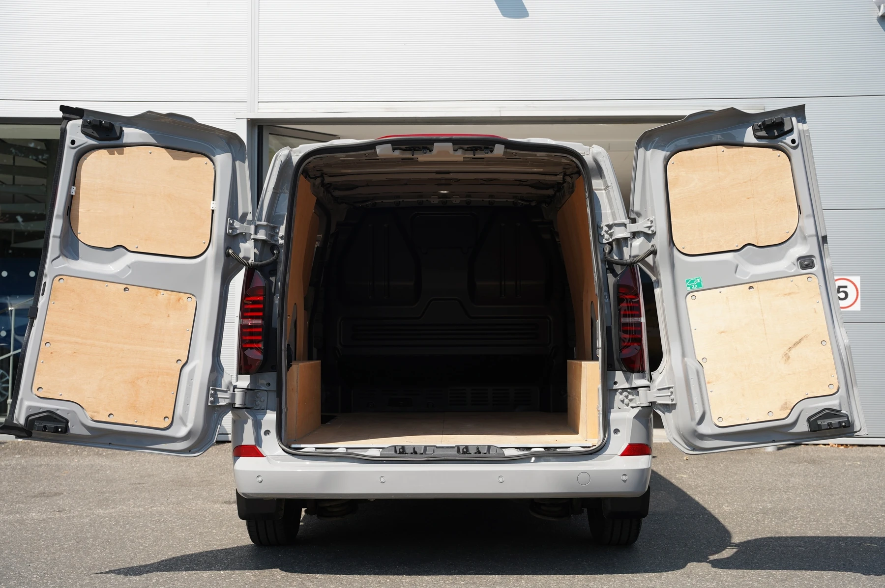 Volkswagen-Transporter-image-11