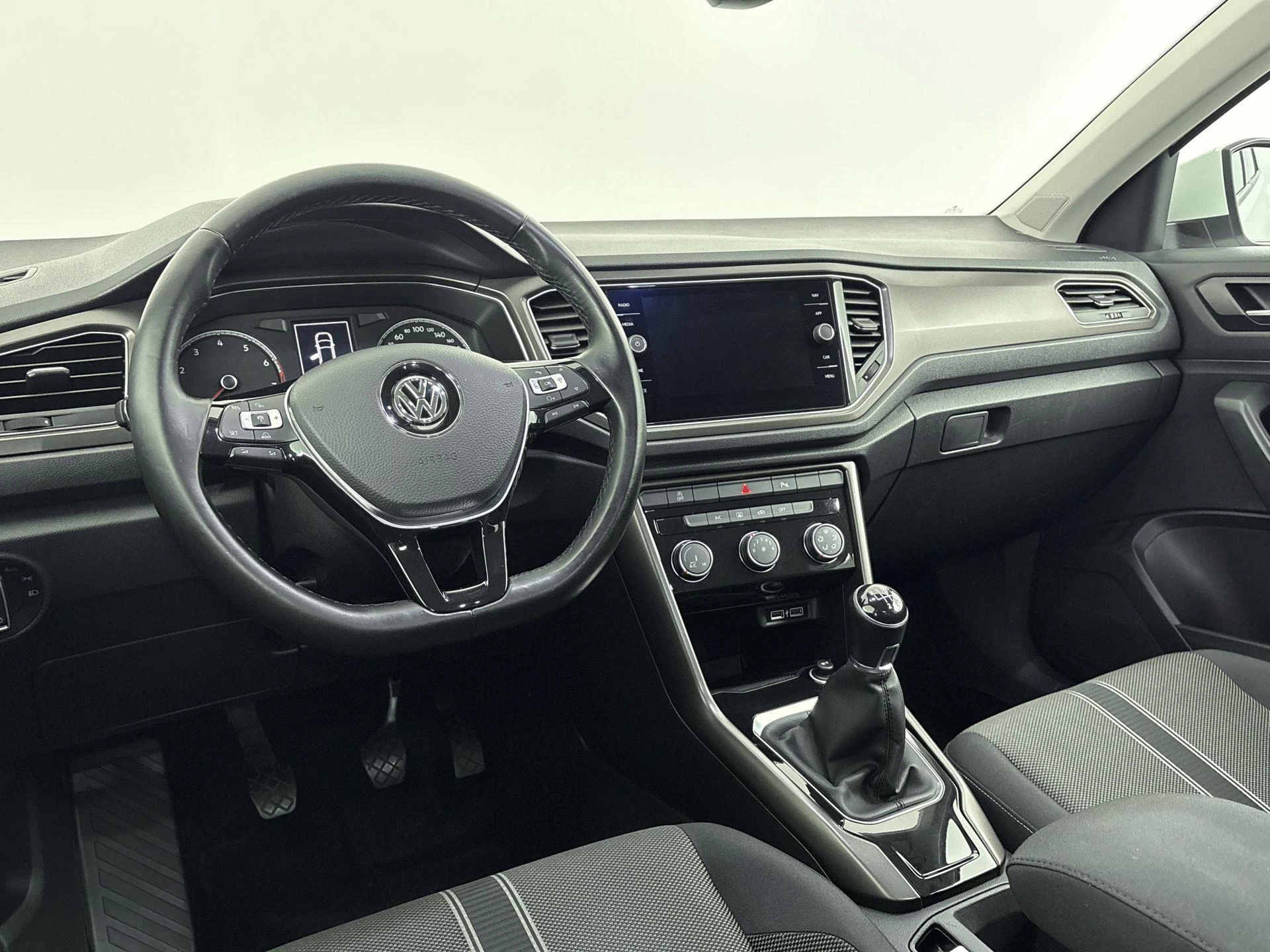 Volkswagen-T-Roc-image-13