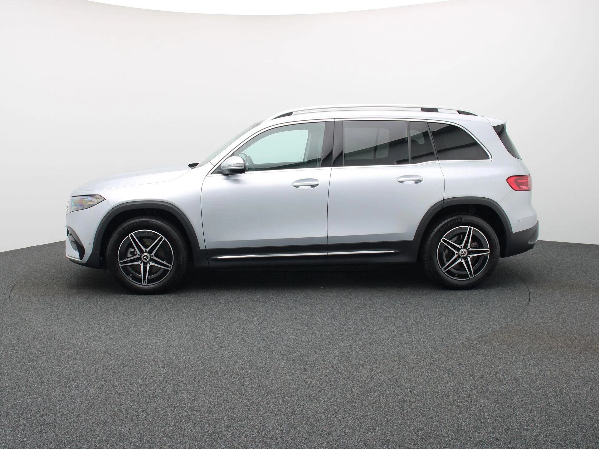 Mercedes-Benz EQB 250+ AMG Line + PANORAMISCH DAK + CARPLAY + ADVANCED SOUND +