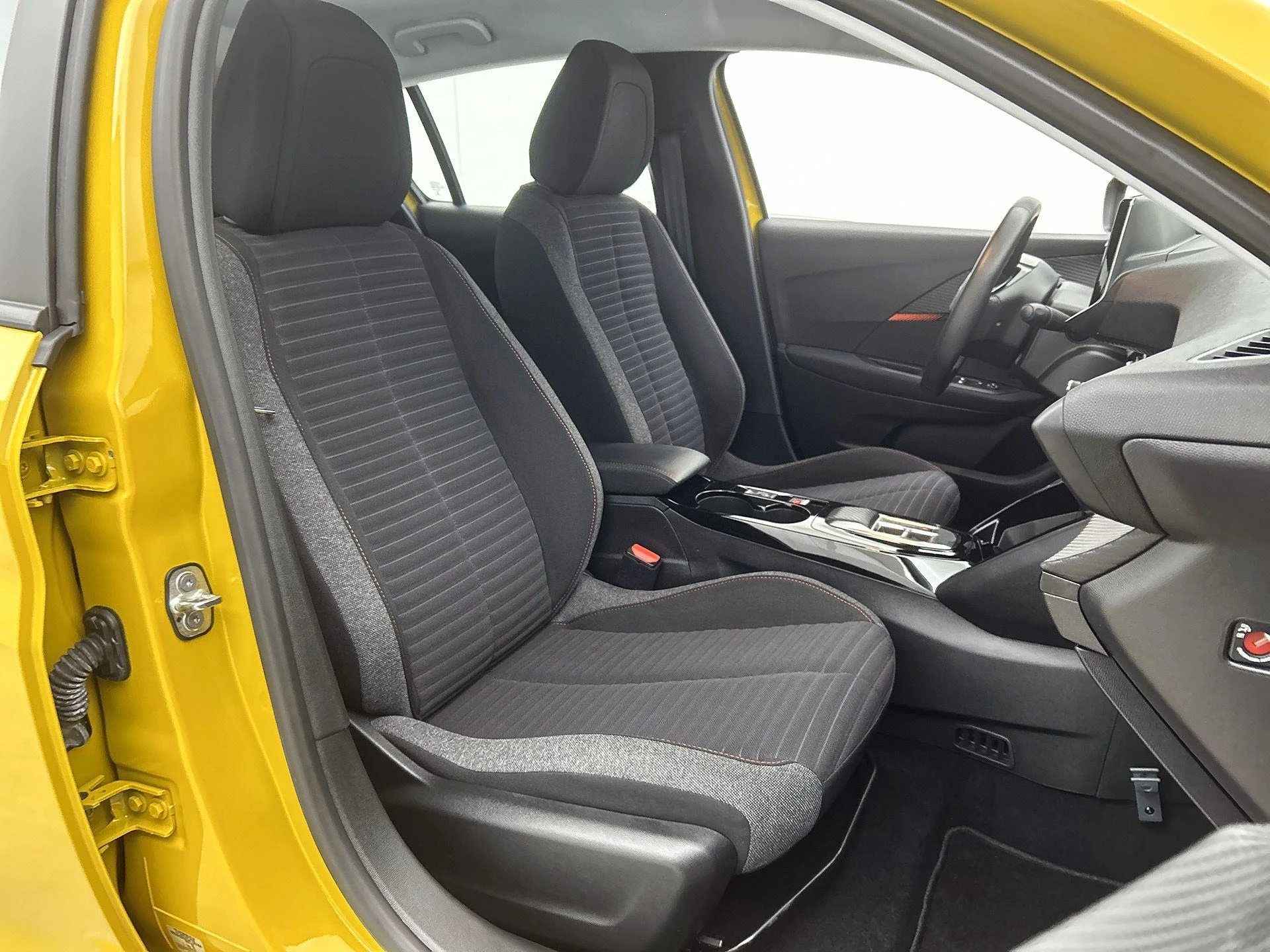 Peugeot-e-208-image-37