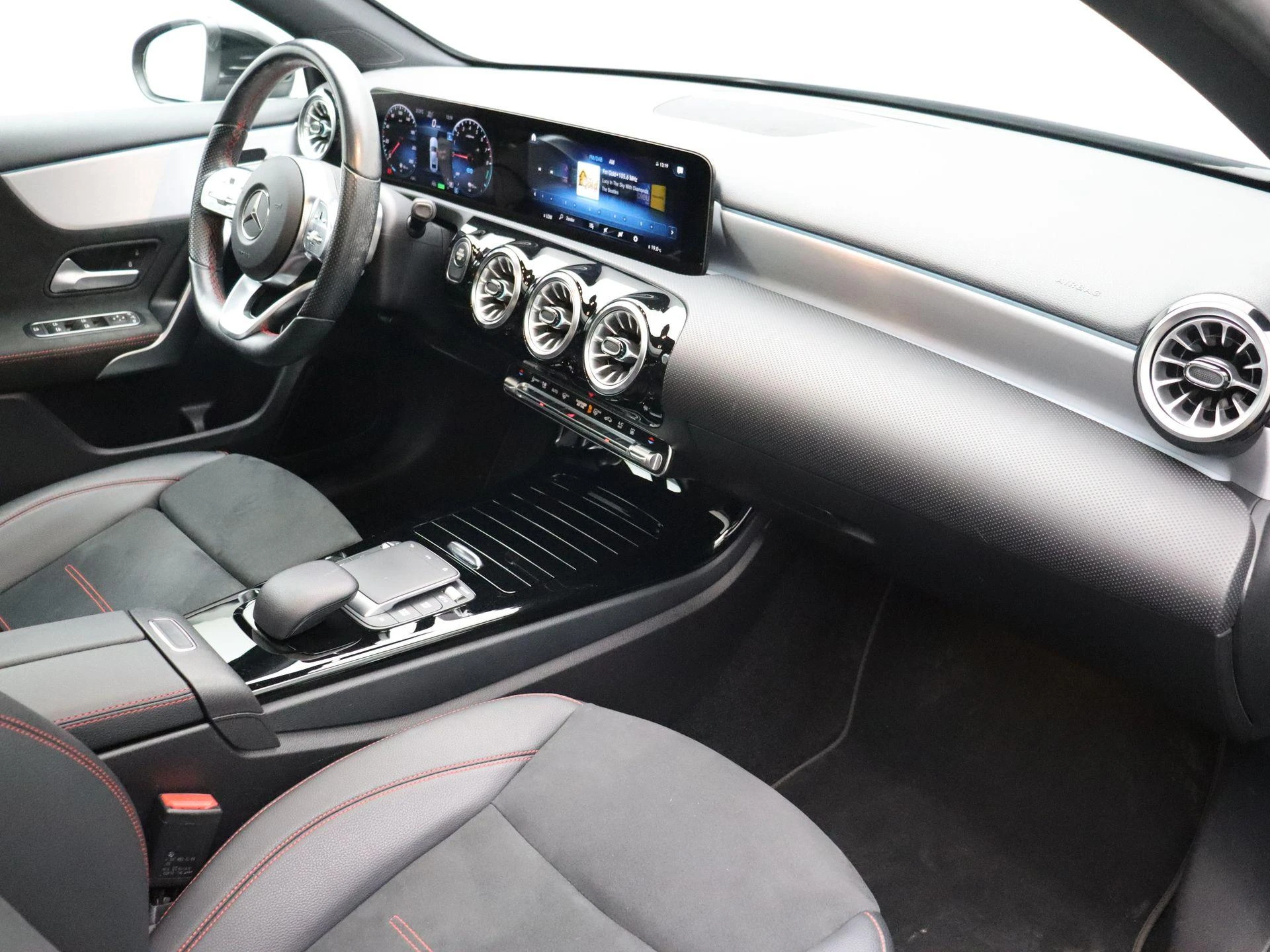 Mercedes-Benz A-Klasse 250 e Sedan AMG Line + PANO DAK + MULTIBEAM LED + CARPLAY +