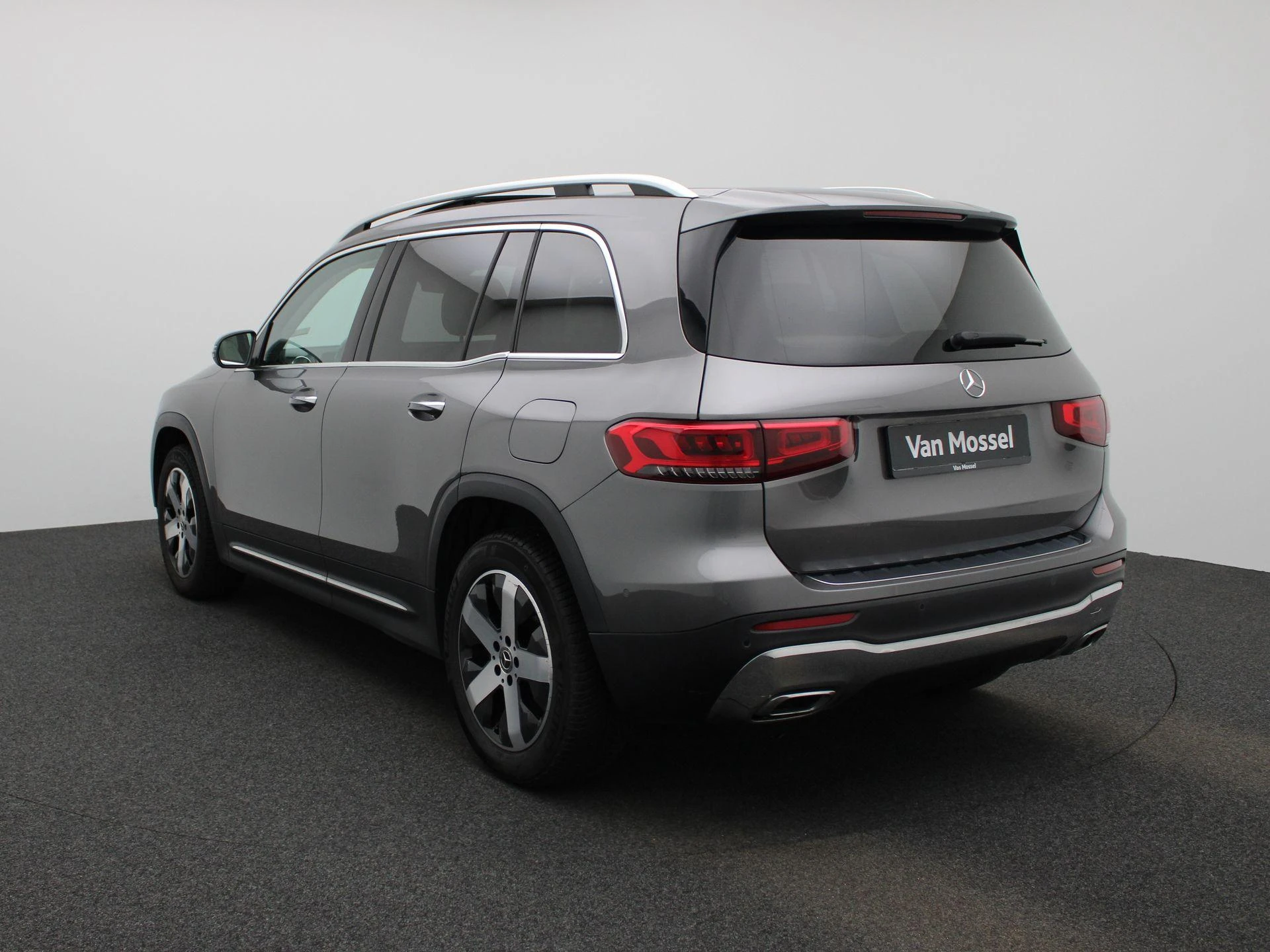 Mercedes-Benz-GLB-image-1
