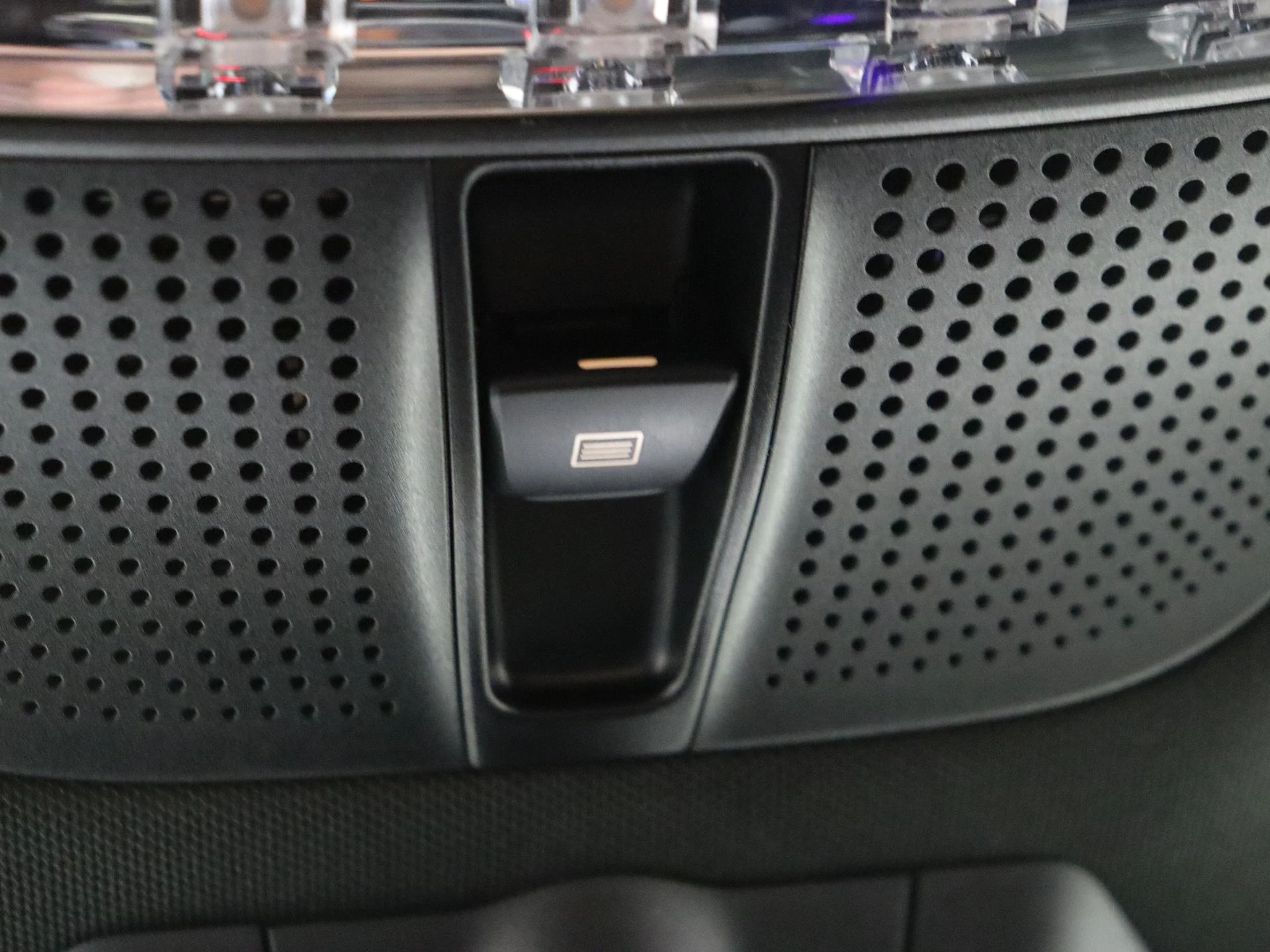 Mercedes-Benz-EQC-image-24