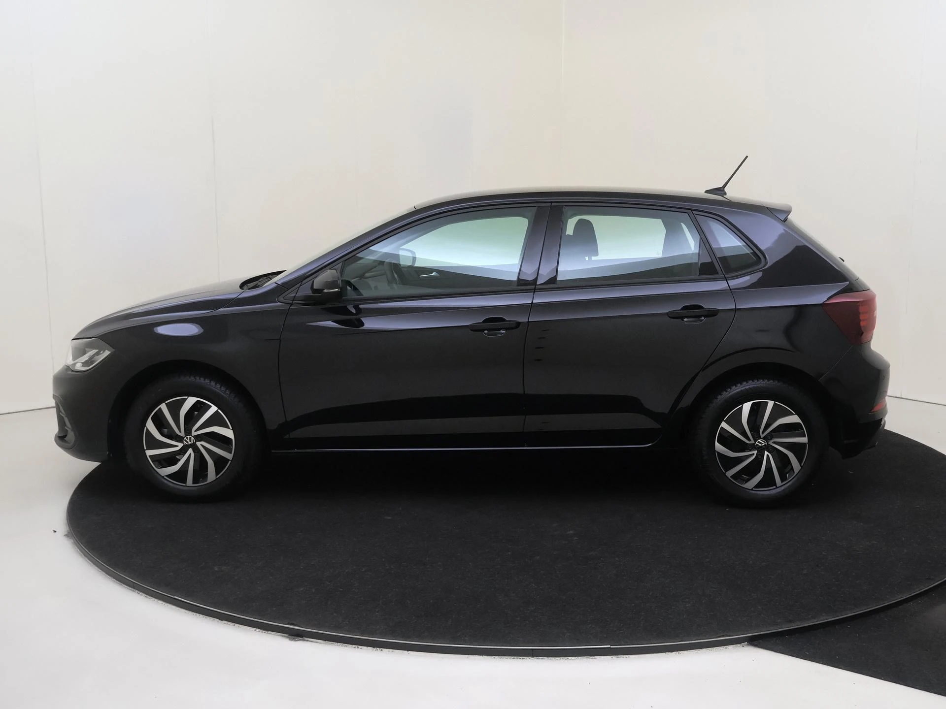 Volkswagen-Polo-image-7
