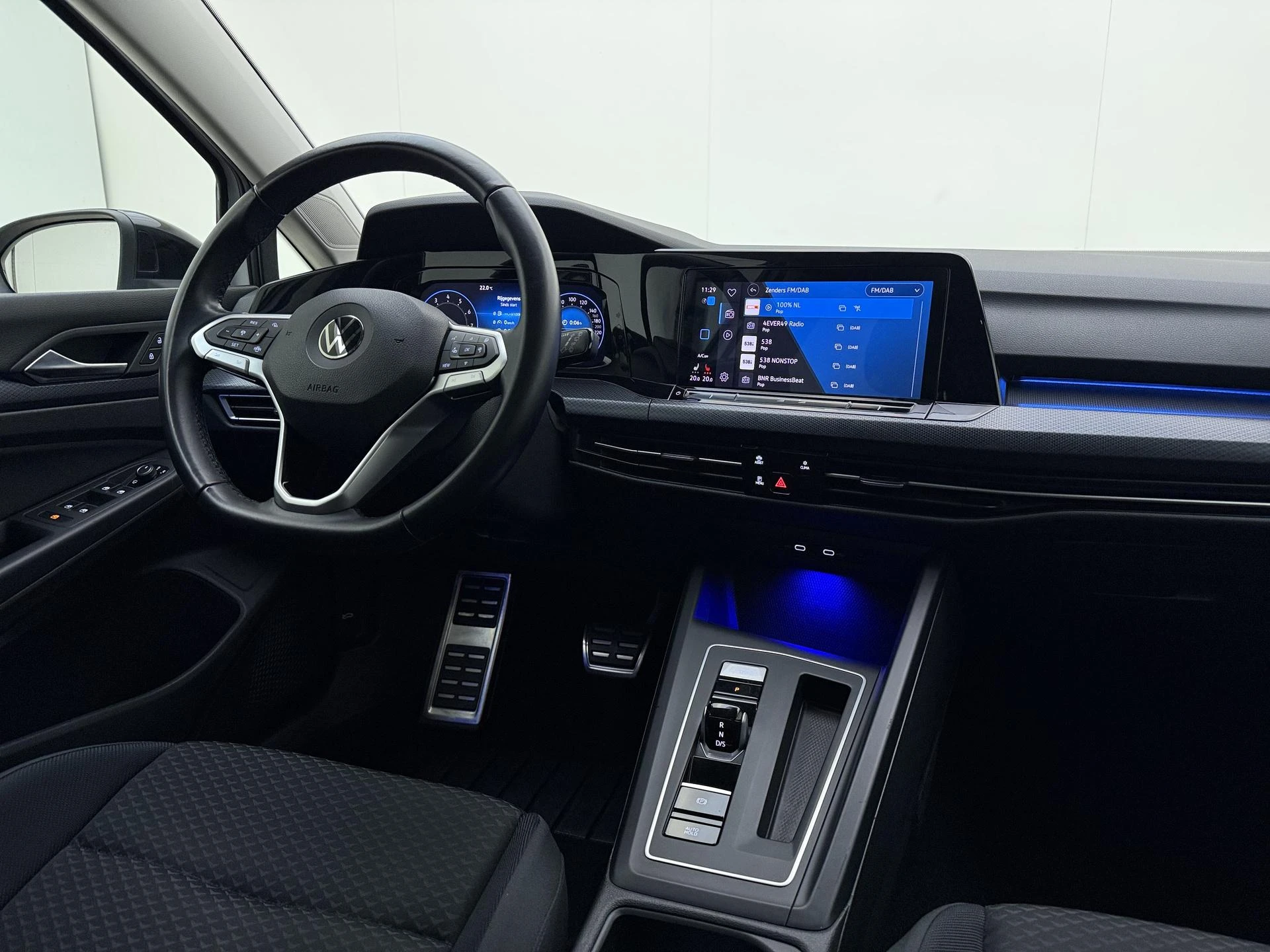 Volkswagen-Golf-image-26