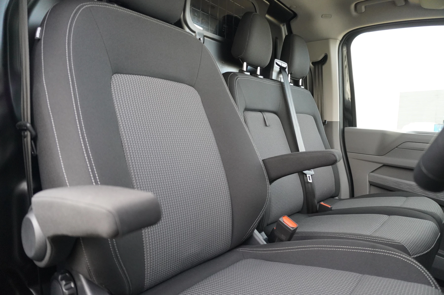 Volkswagen-Transporter-image-33